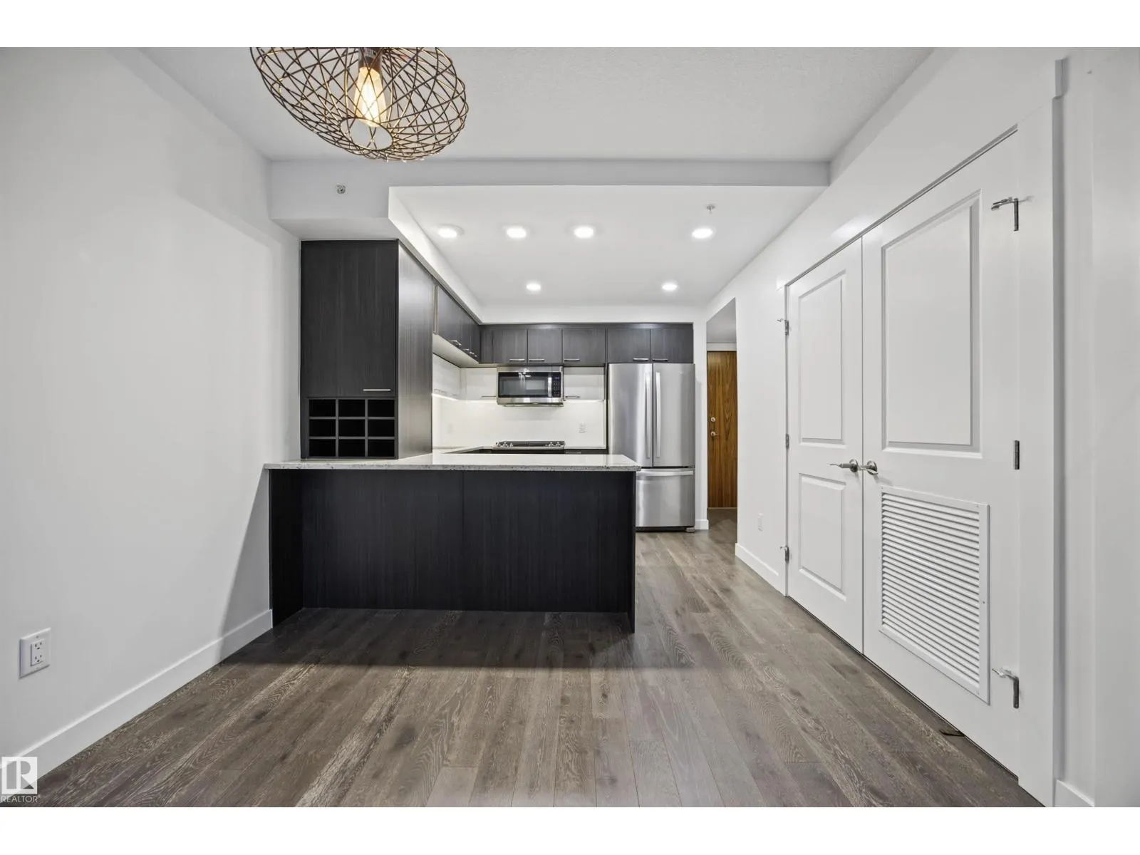 #802 9720 106 ST NW