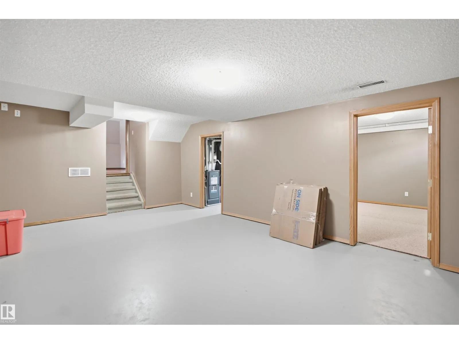 8212 17 AV NW