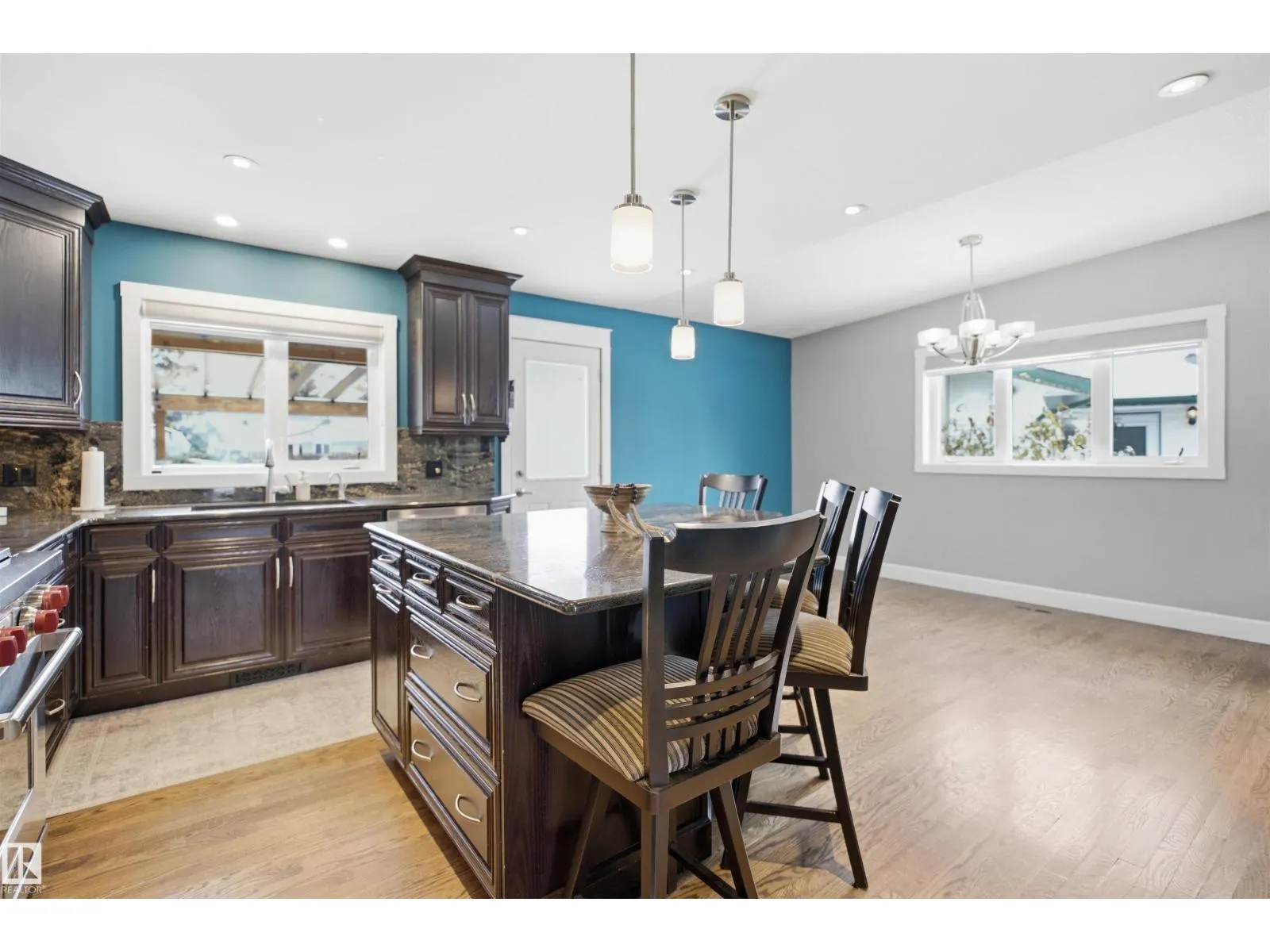 8212 17 AV NW