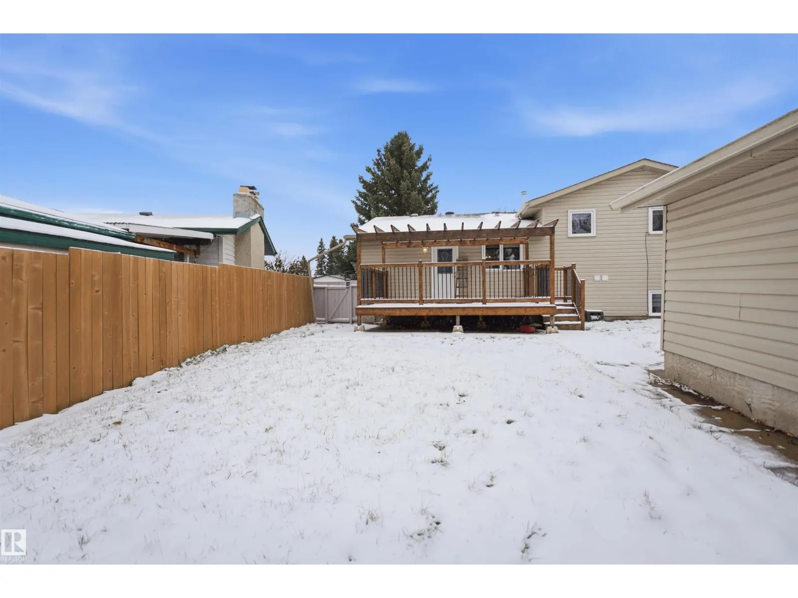 8212 17 AV NW