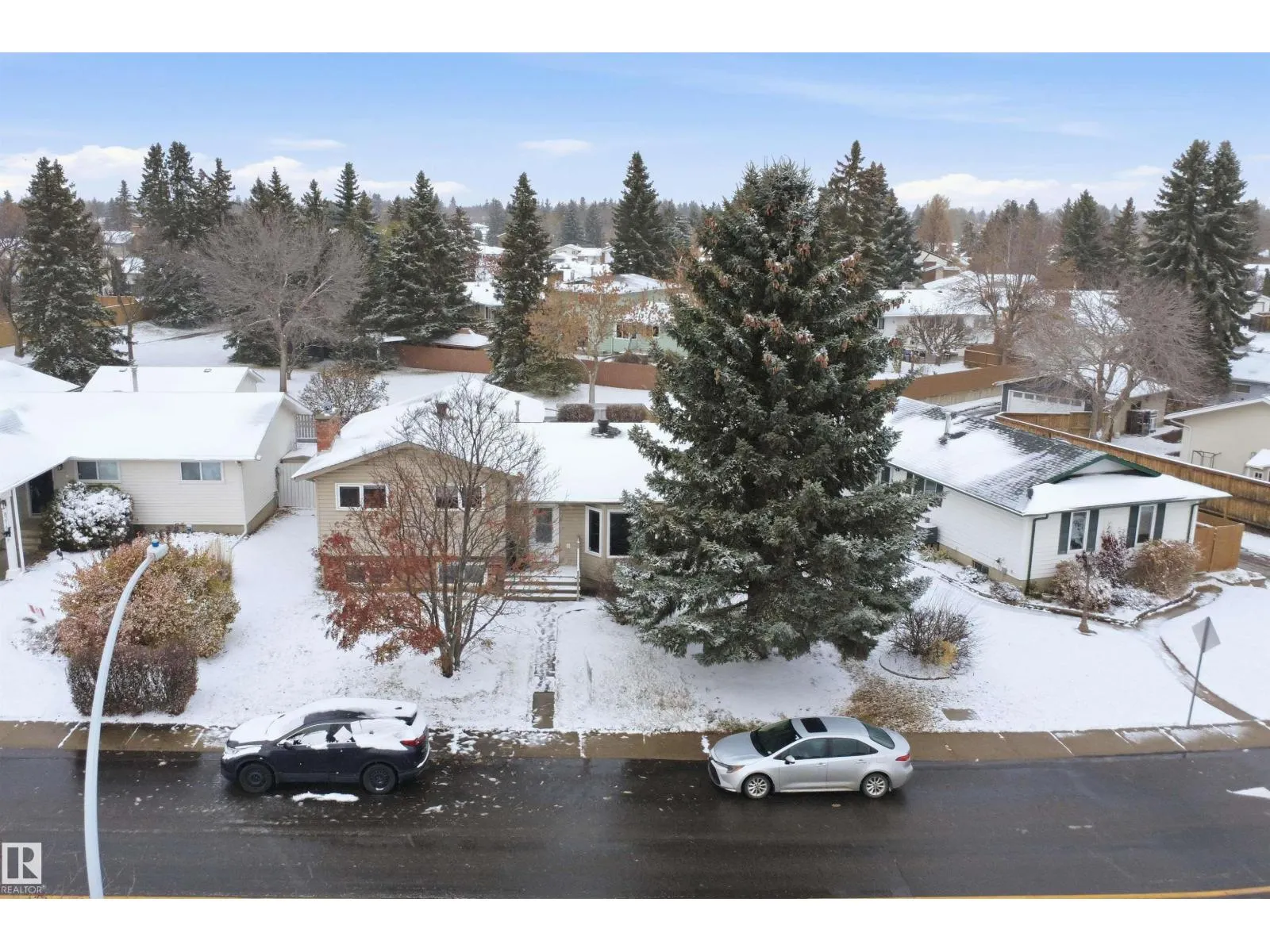 8212 17 AV NW