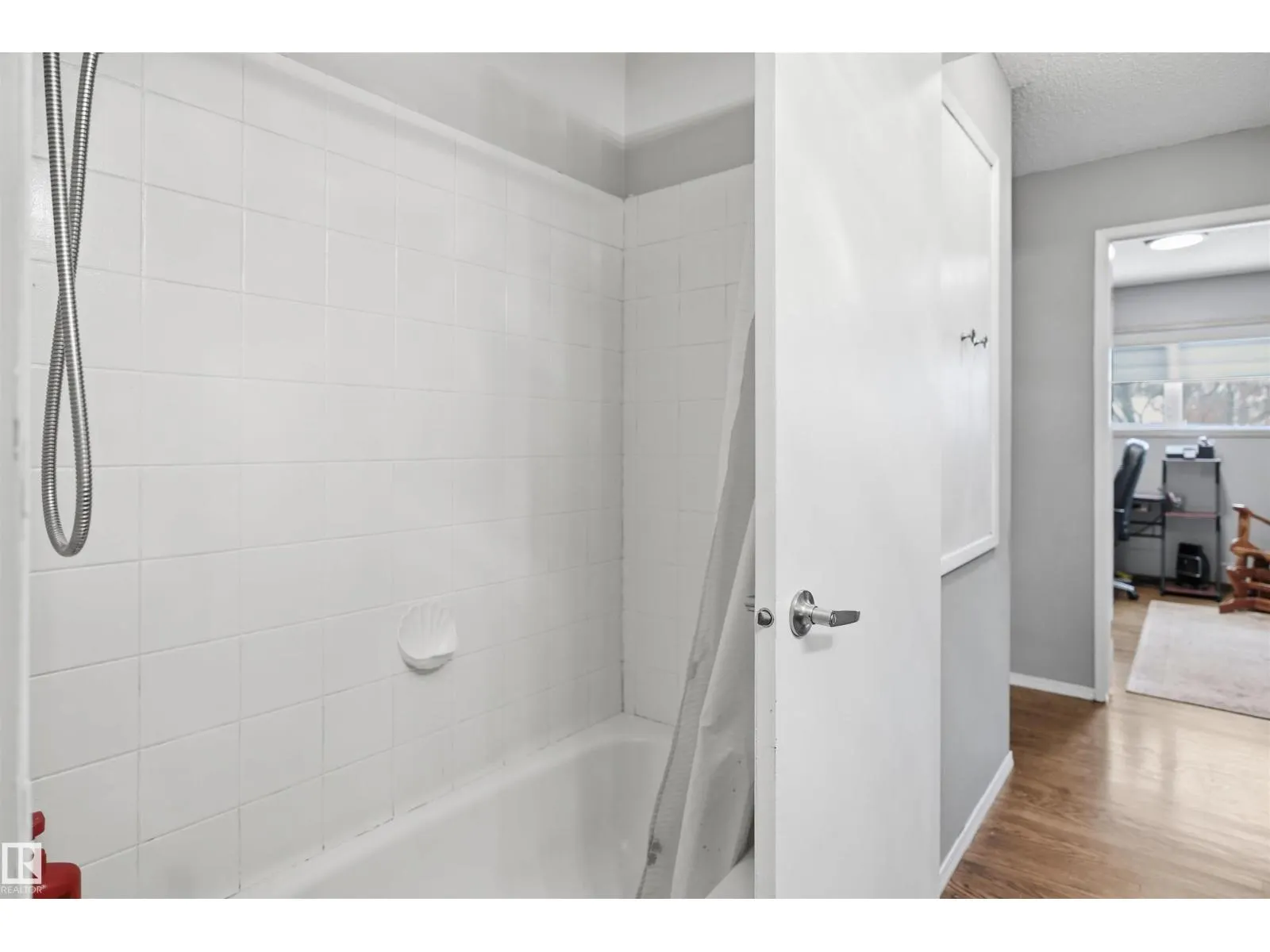 8212 17 AV NW