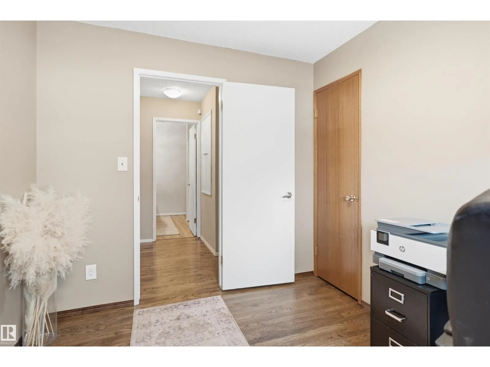 8212 17 AV NW