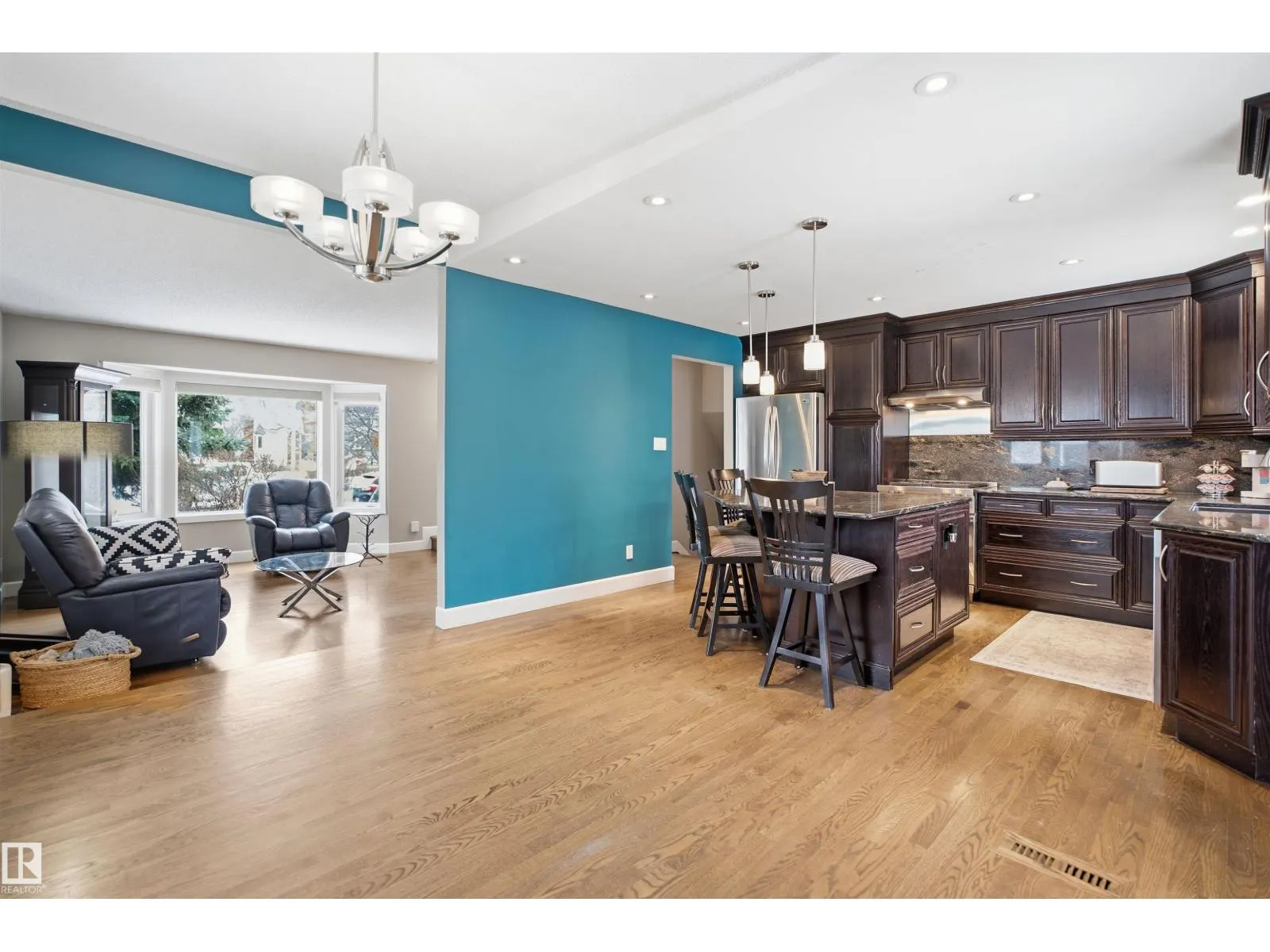 8212 17 AV NW