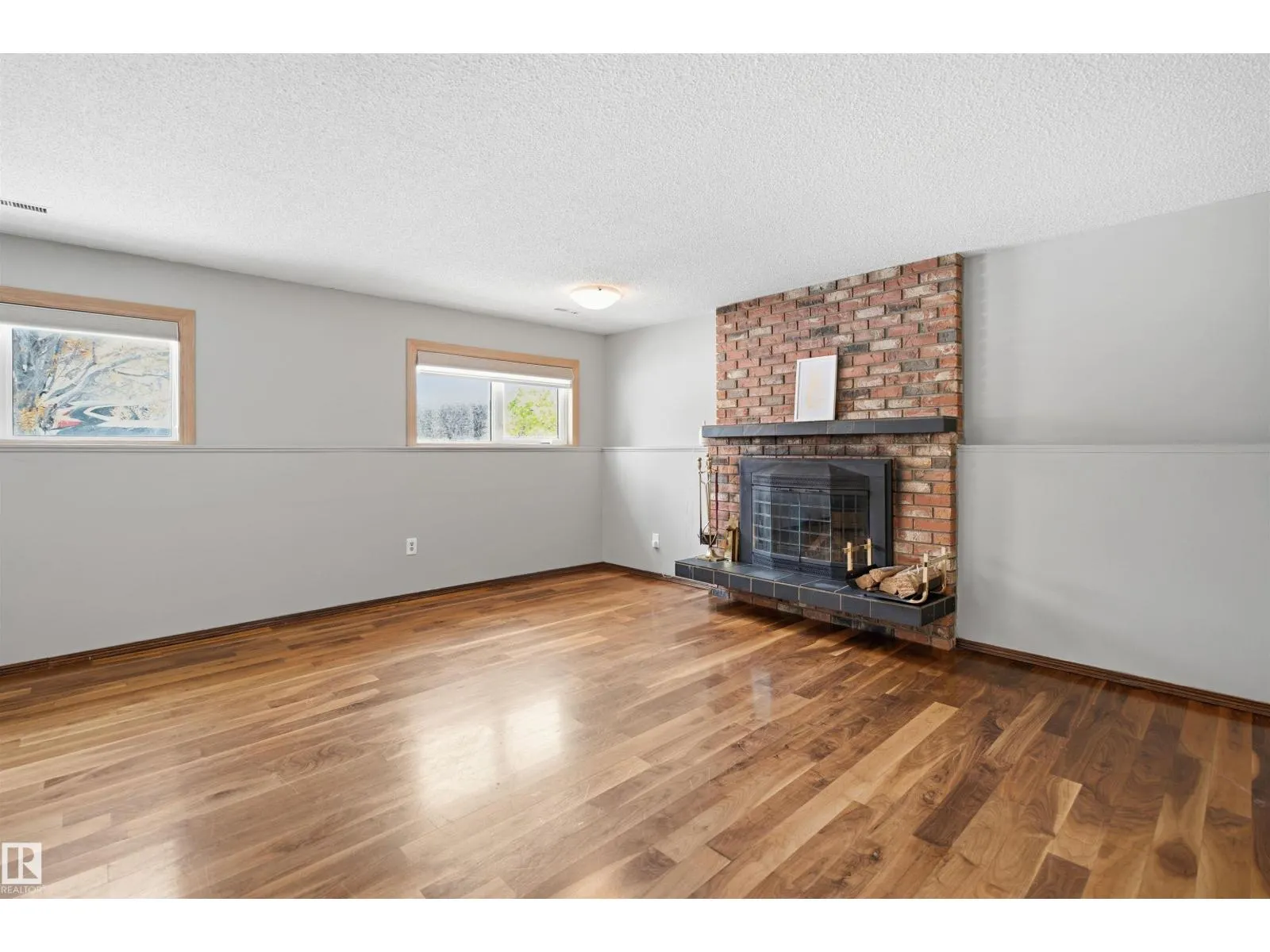 8212 17 AV NW