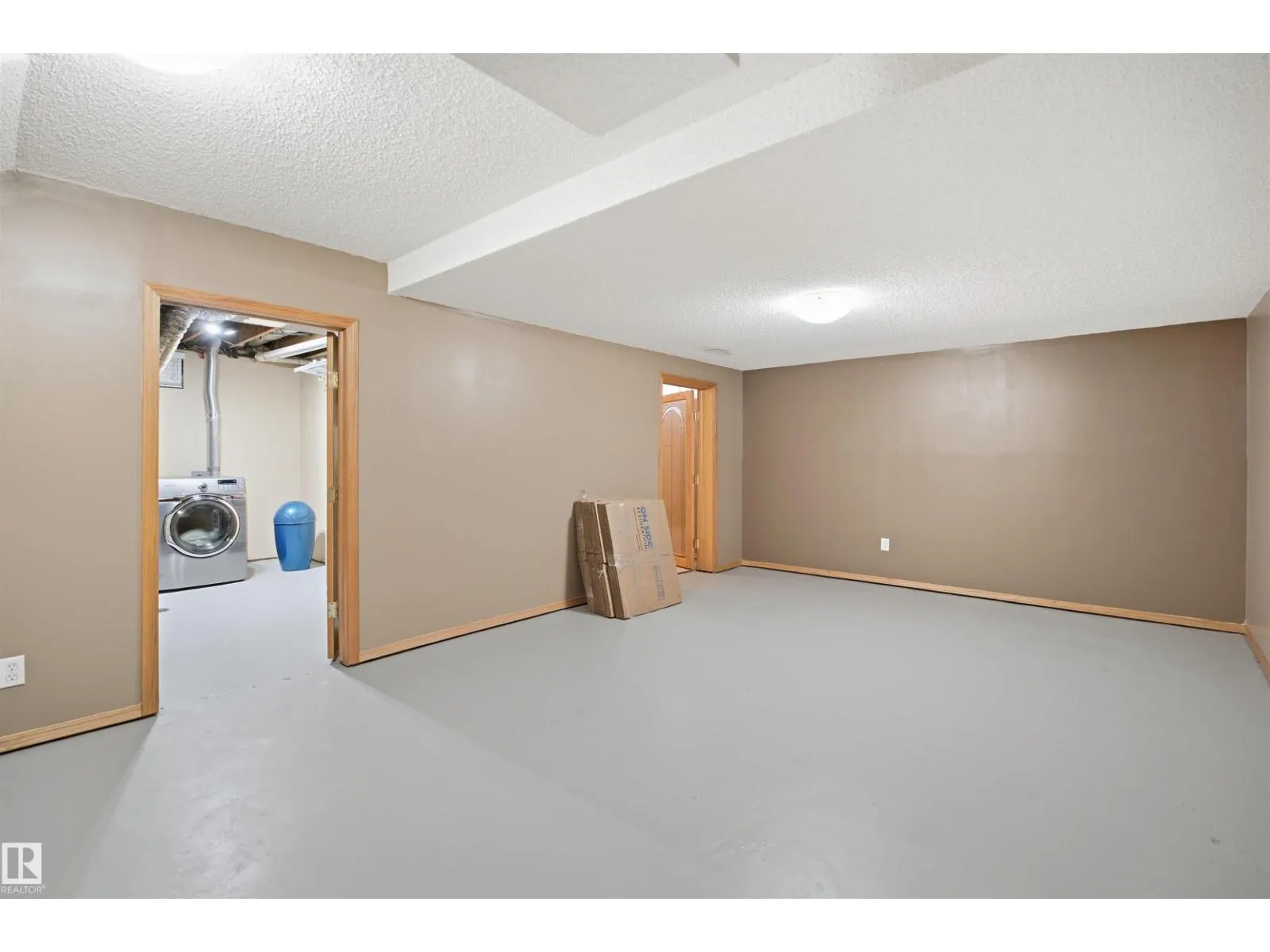8212 17 AV NW