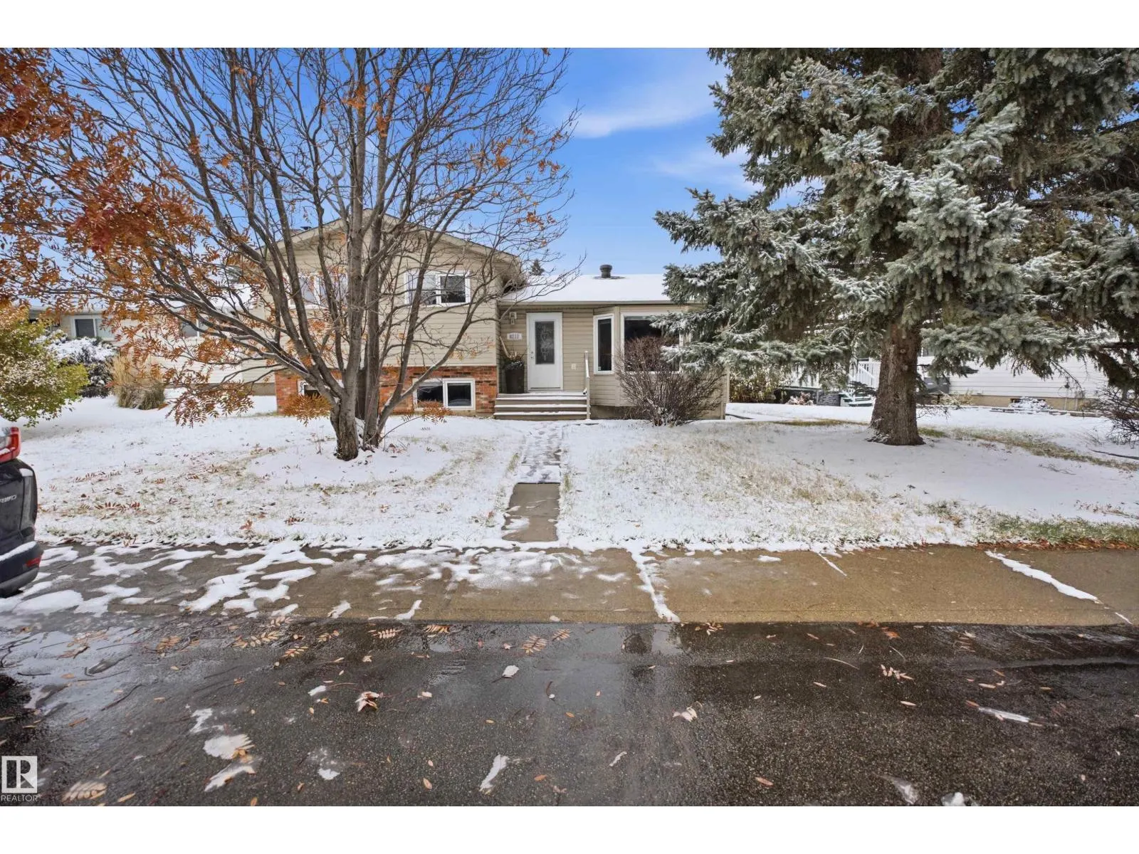 8212 17 AV NW