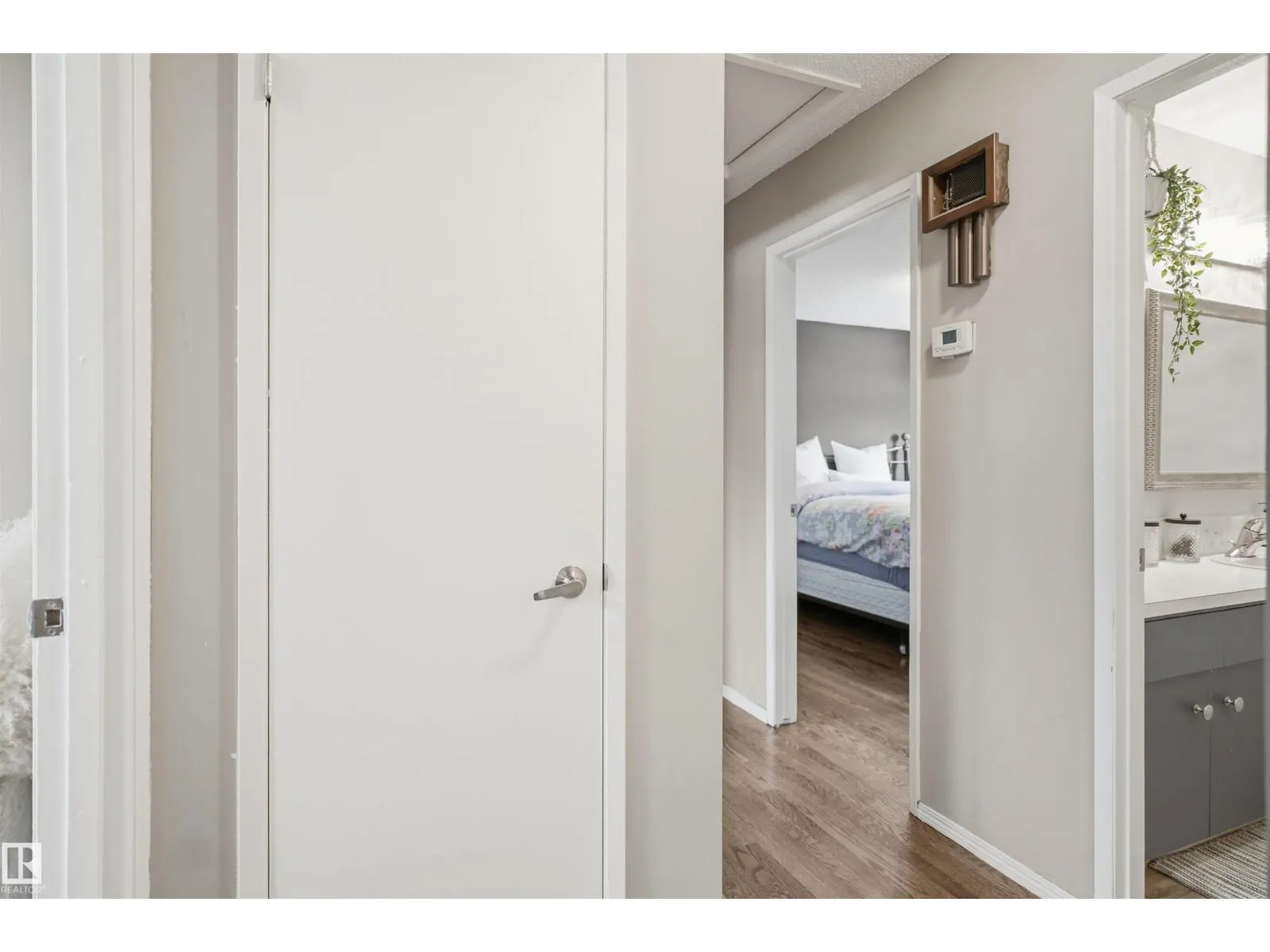 8212 17 AV NW