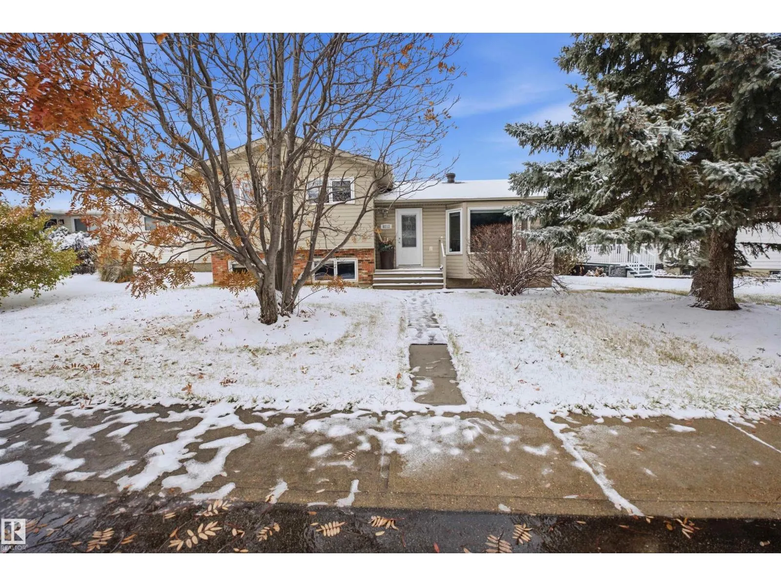 8212 17 AV NW