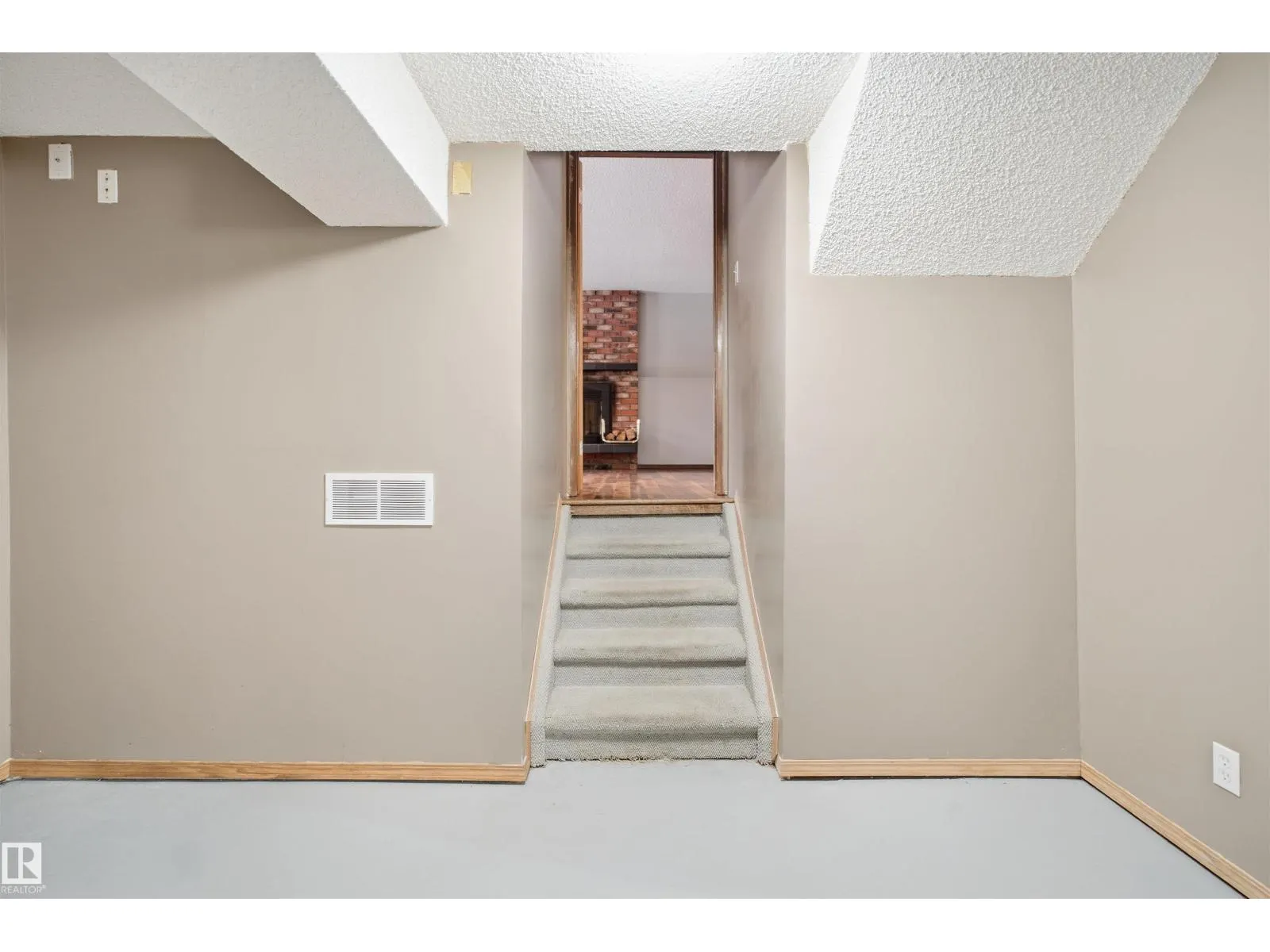 8212 17 AV NW