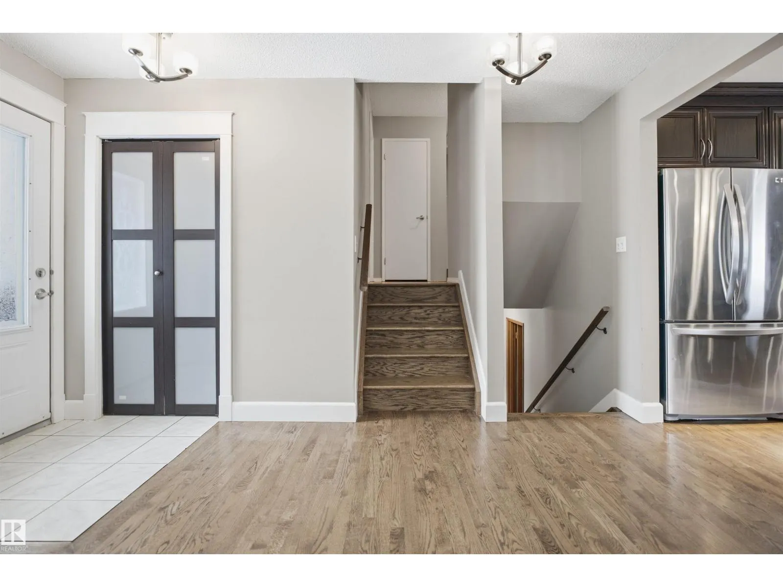 8212 17 AV NW