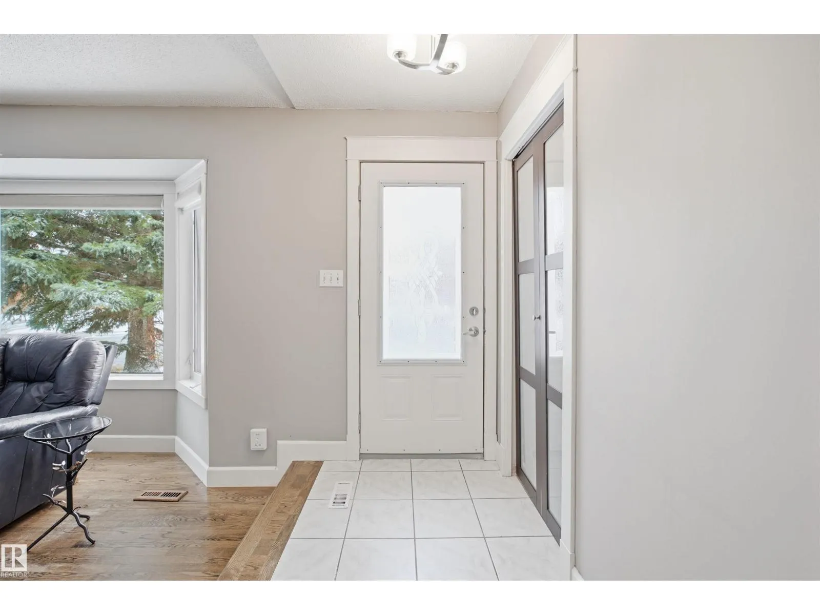 8212 17 AV NW