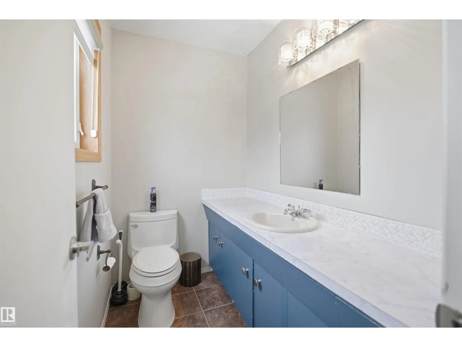 8212 17 AV NW