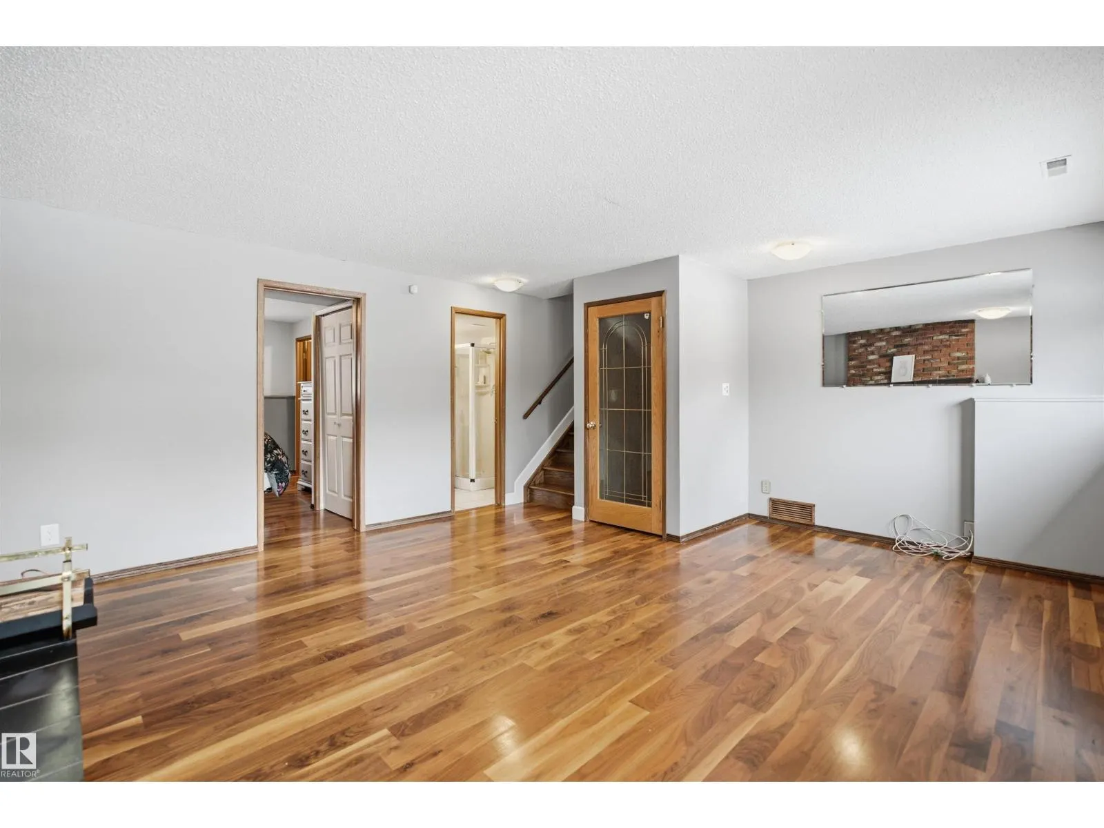 8212 17 AV NW