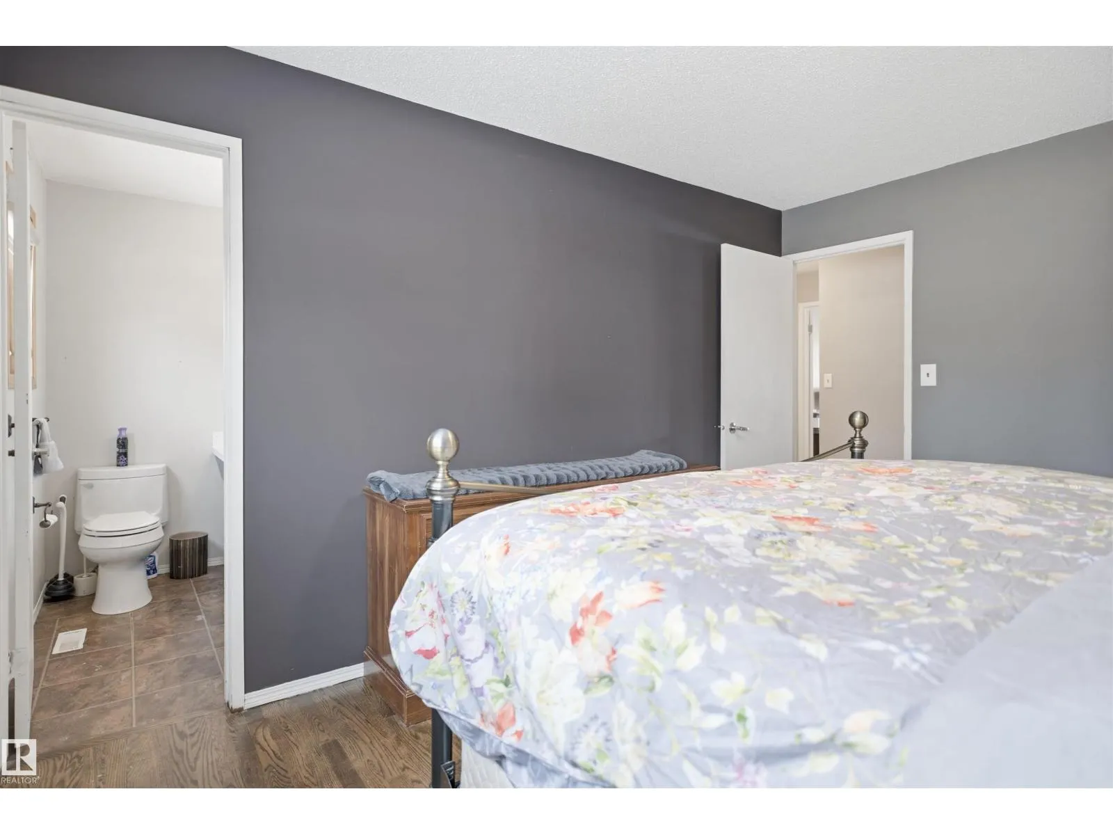 8212 17 AV NW