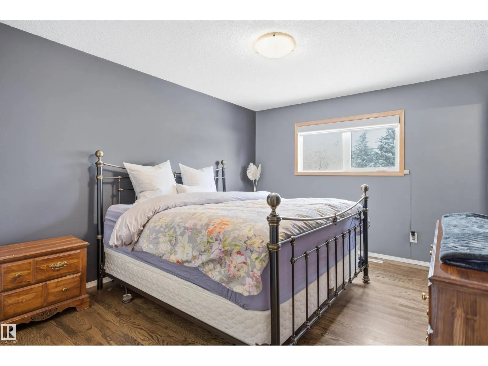8212 17 AV NW