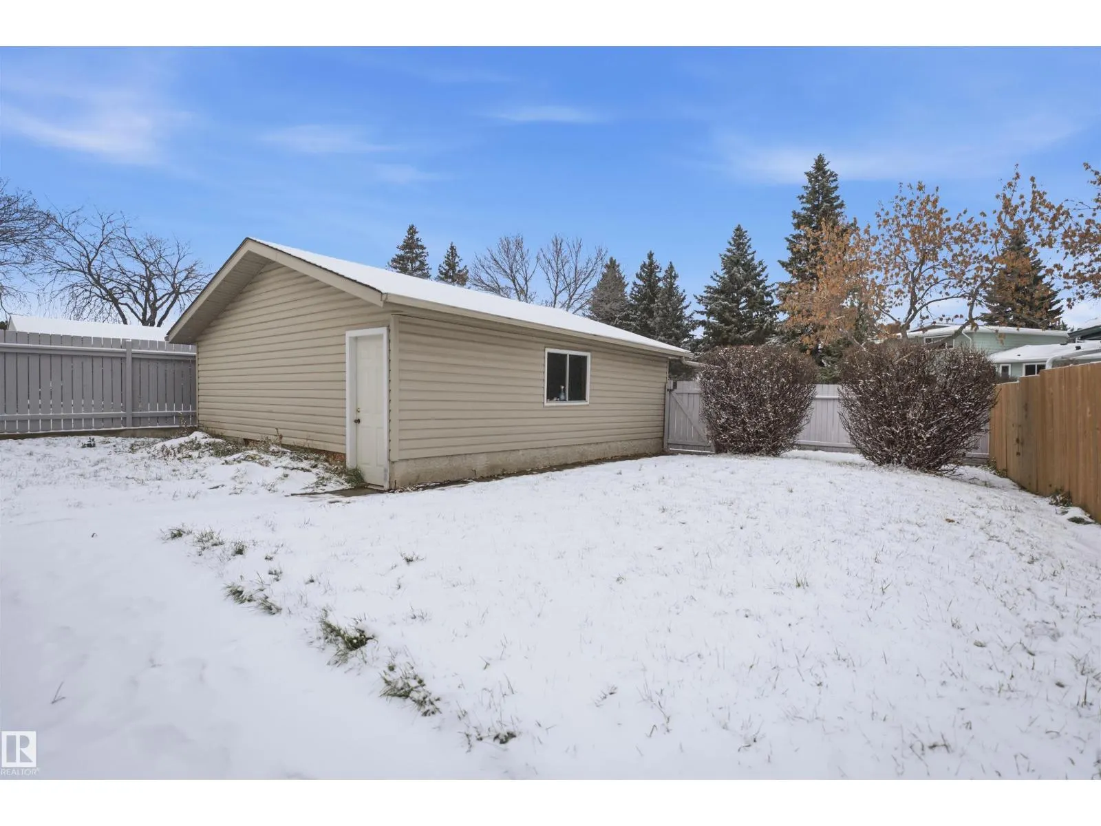 8212 17 AV NW