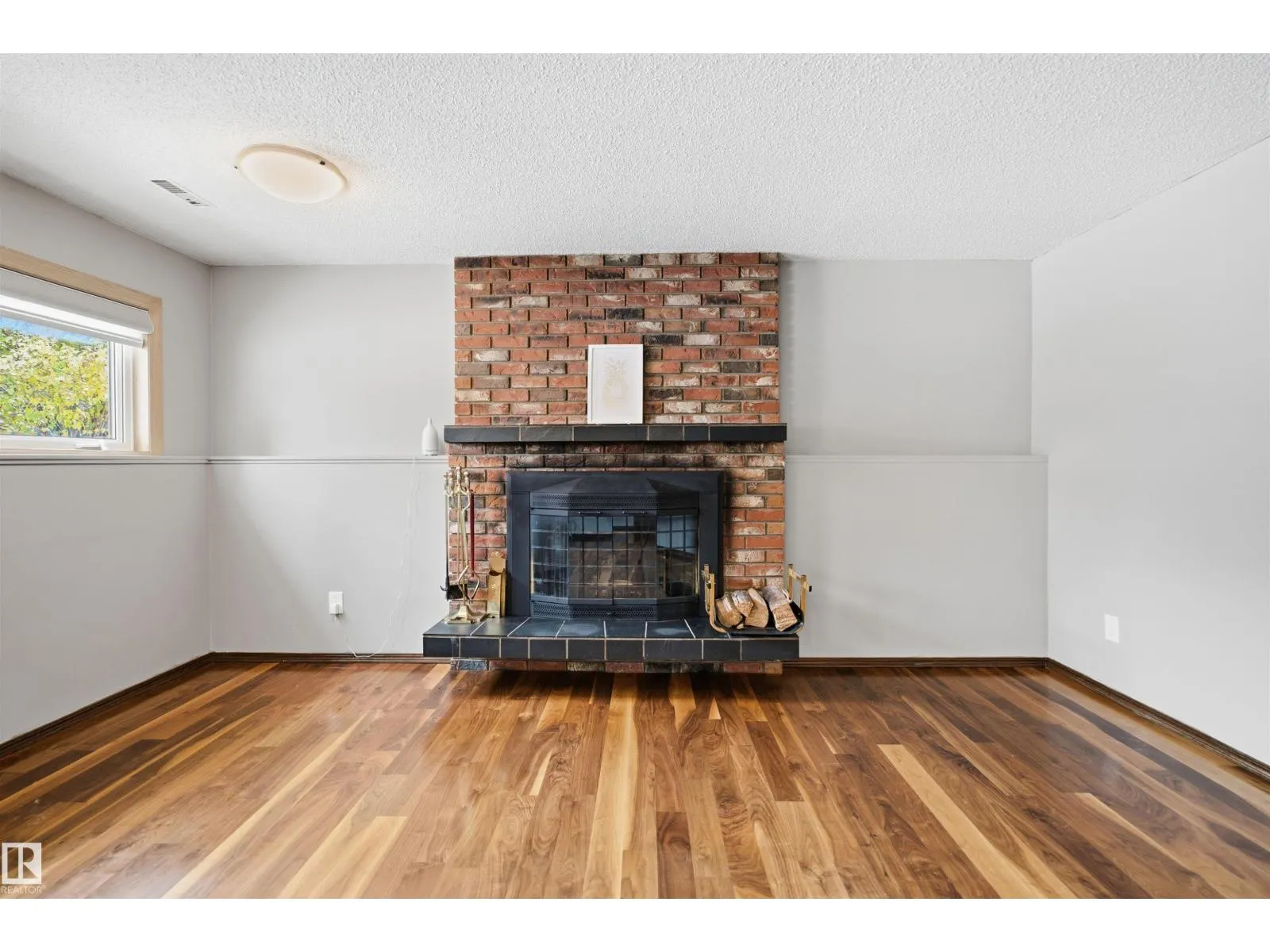 8212 17 AV NW
