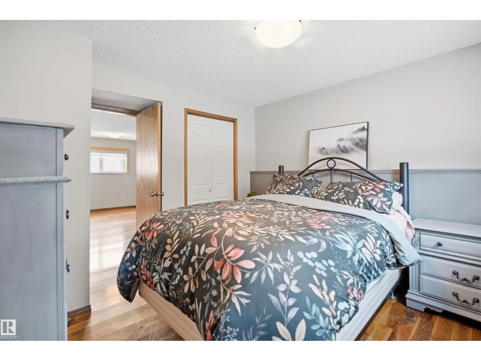8212 17 AV NW