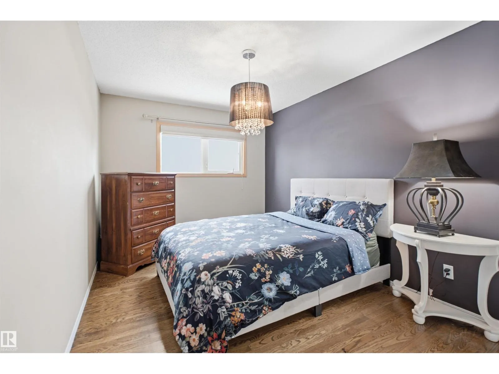 8212 17 AV NW