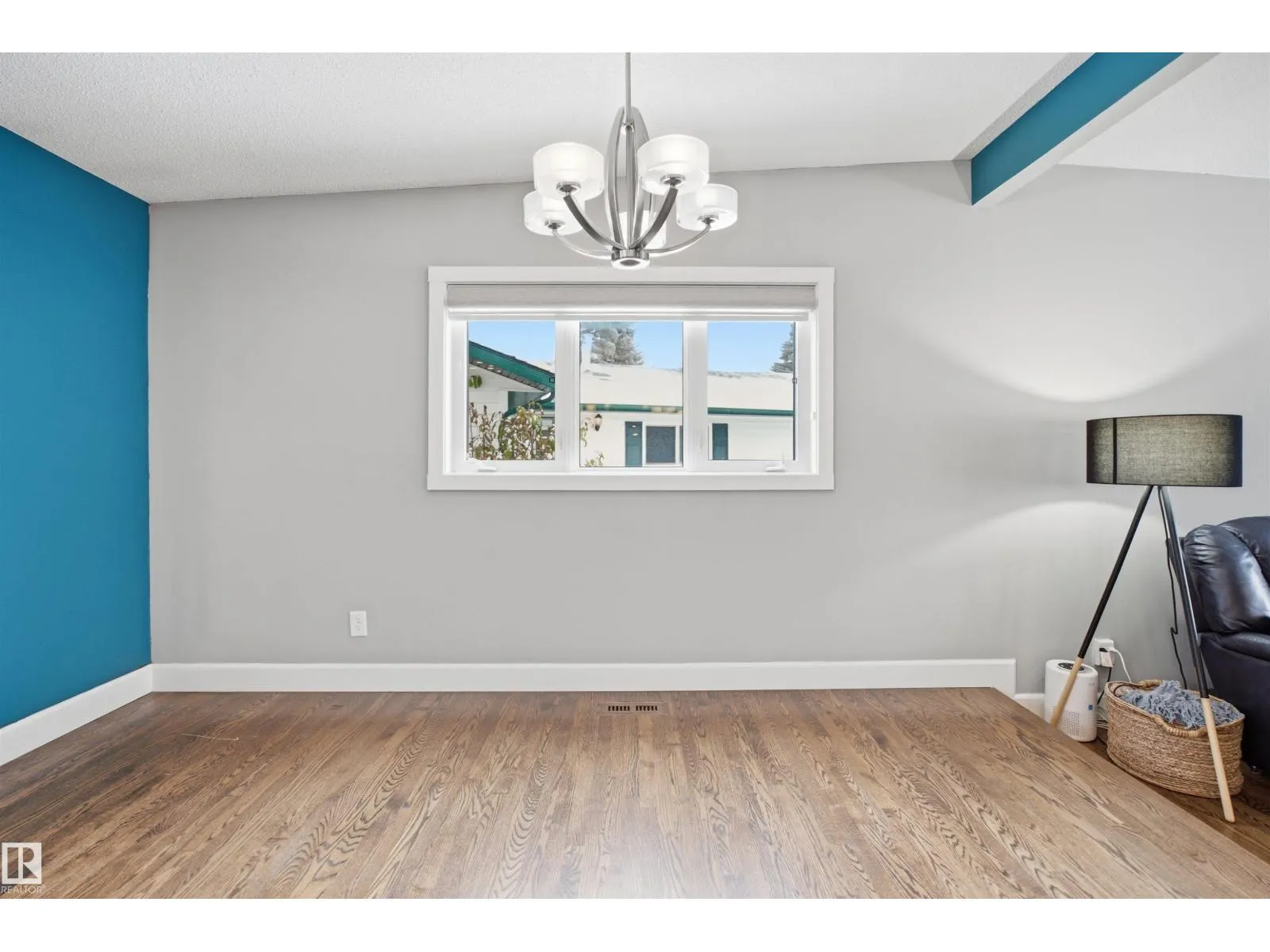 8212 17 AV NW