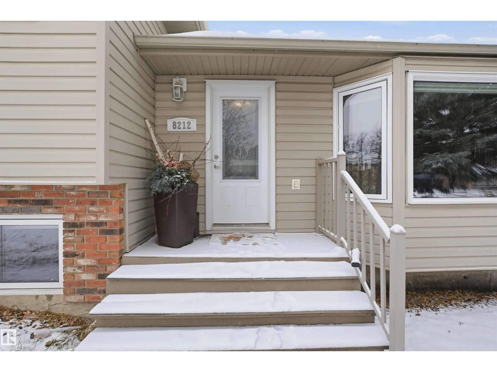 8212 17 AV NW