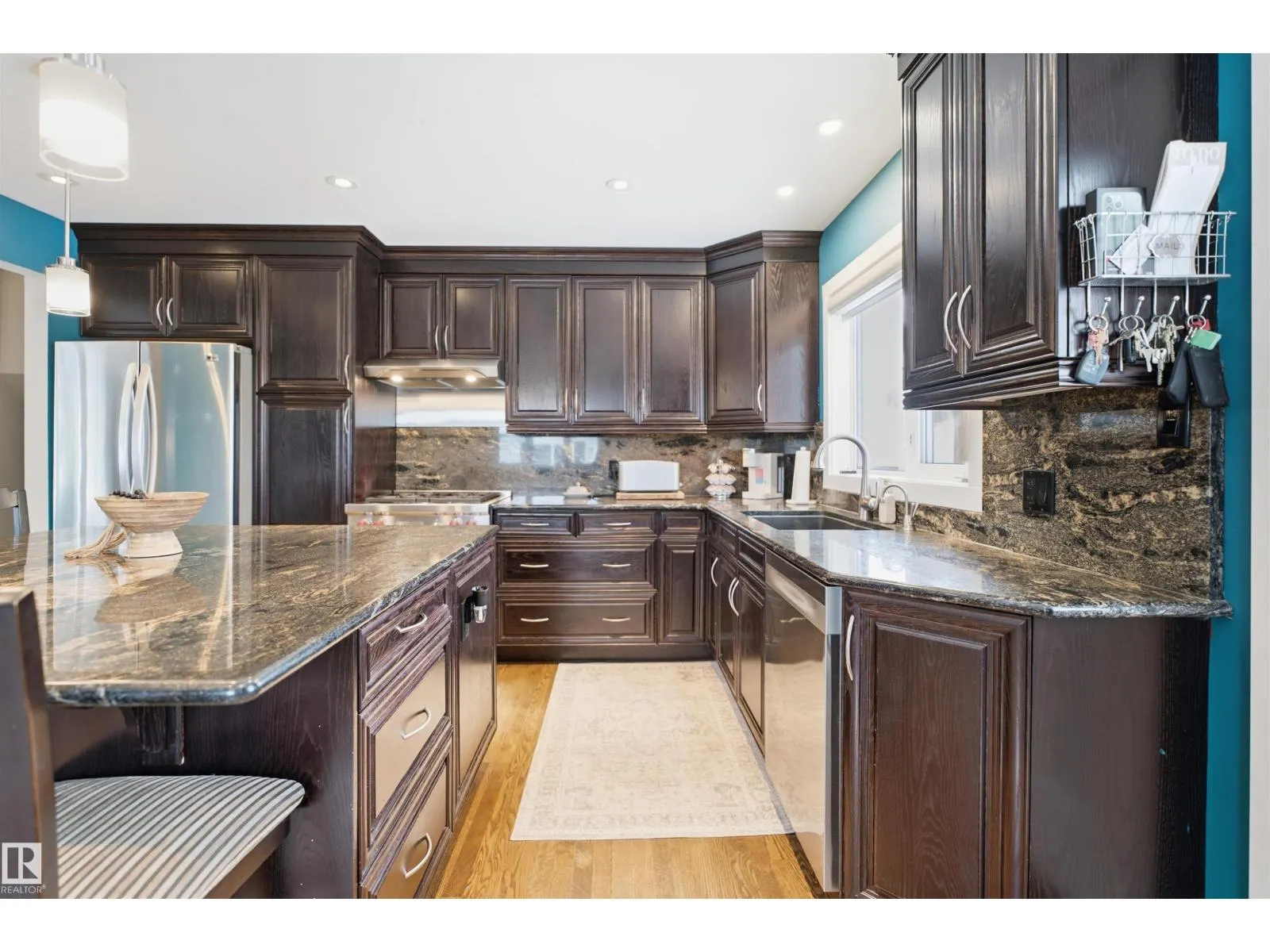 8212 17 AV NW
