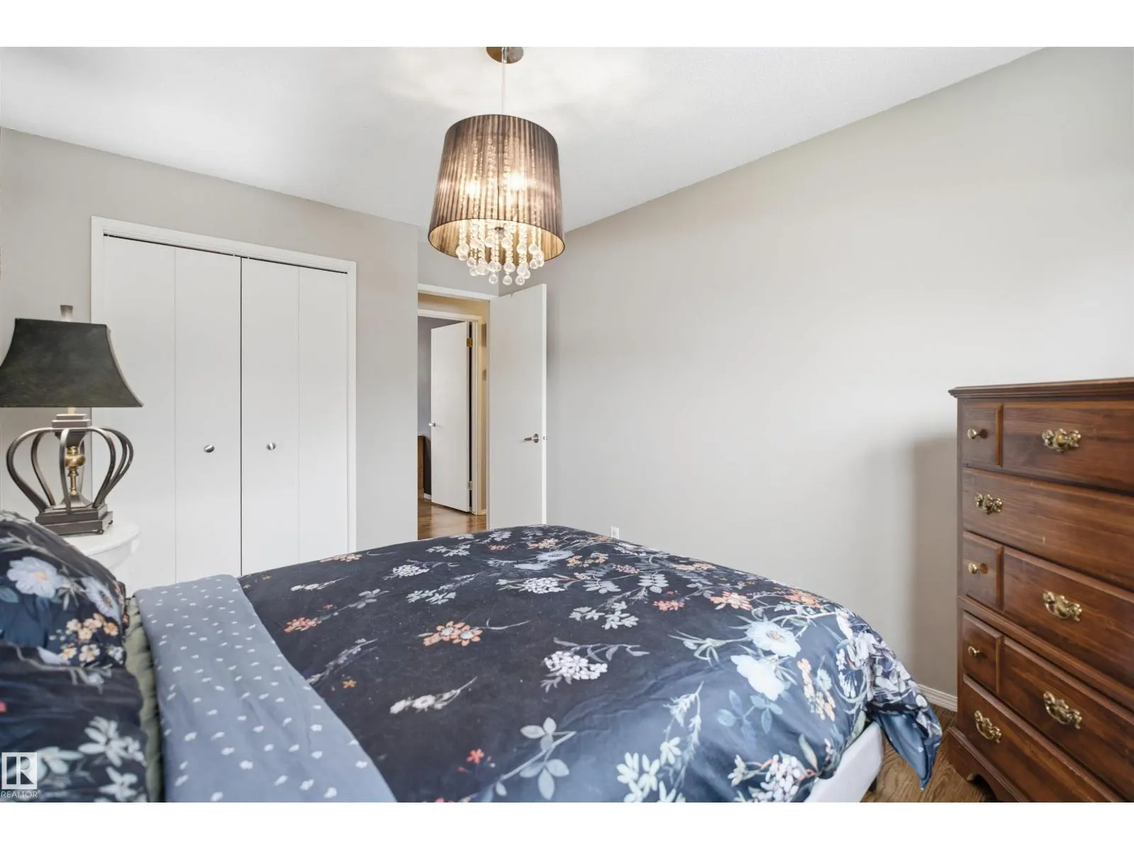 8212 17 AV NW
