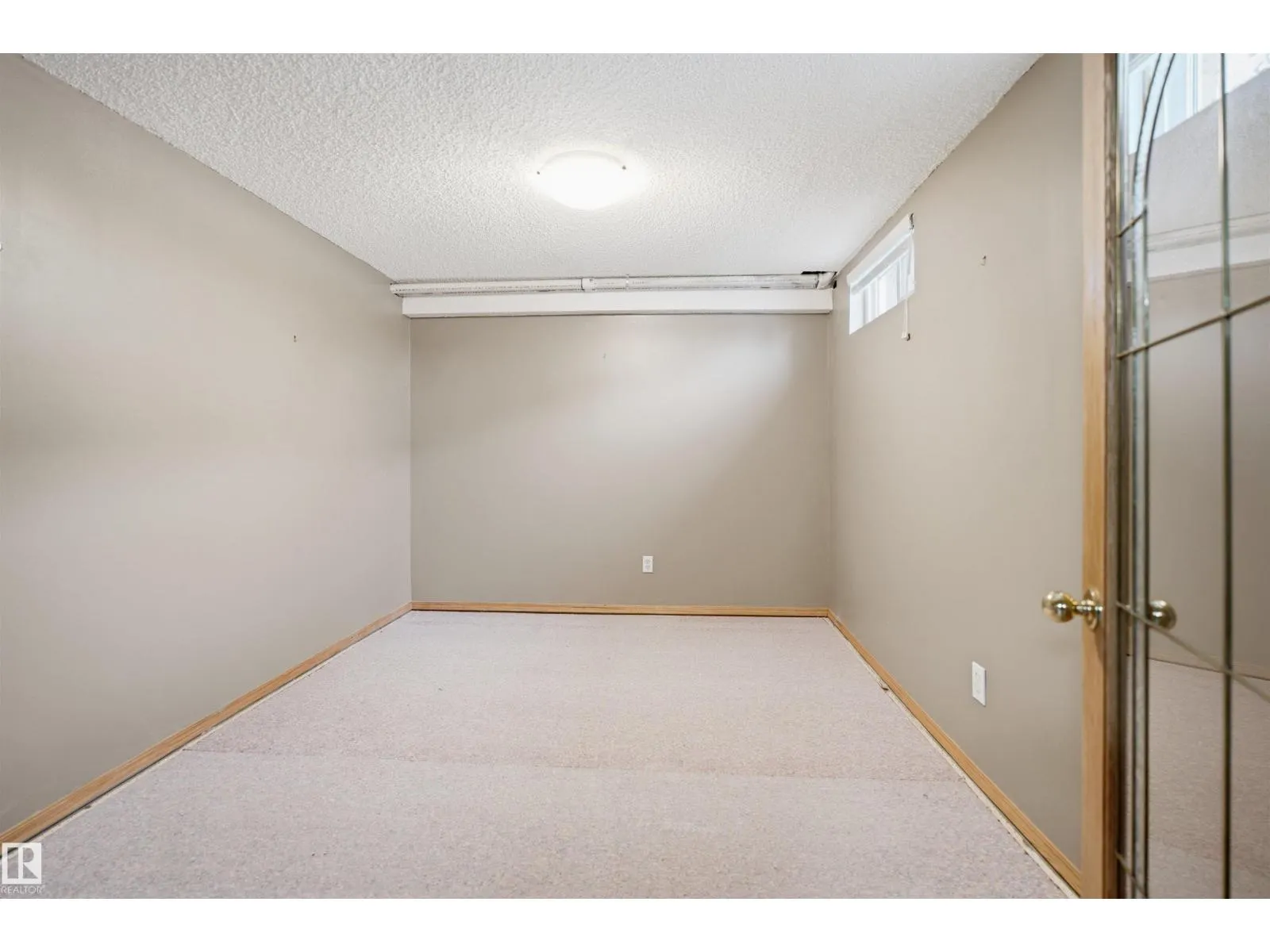 8212 17 AV NW