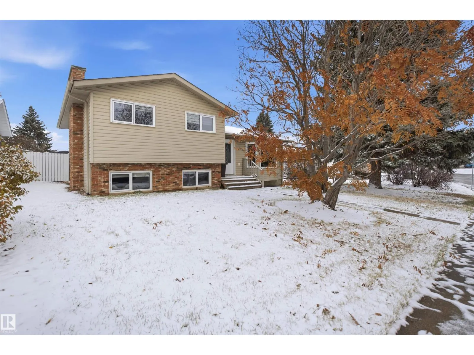 8212 17 AV NW