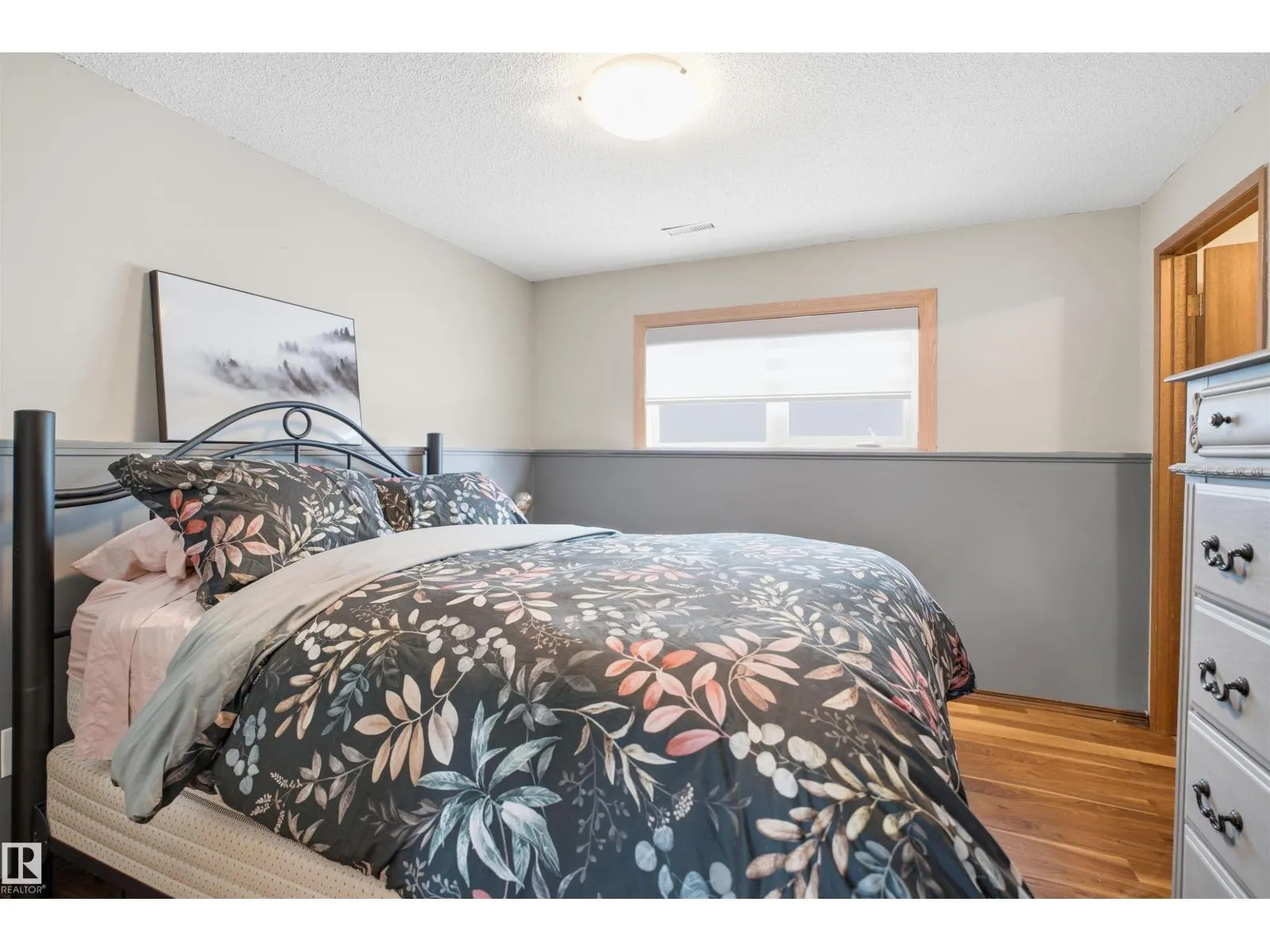 8212 17 AV NW