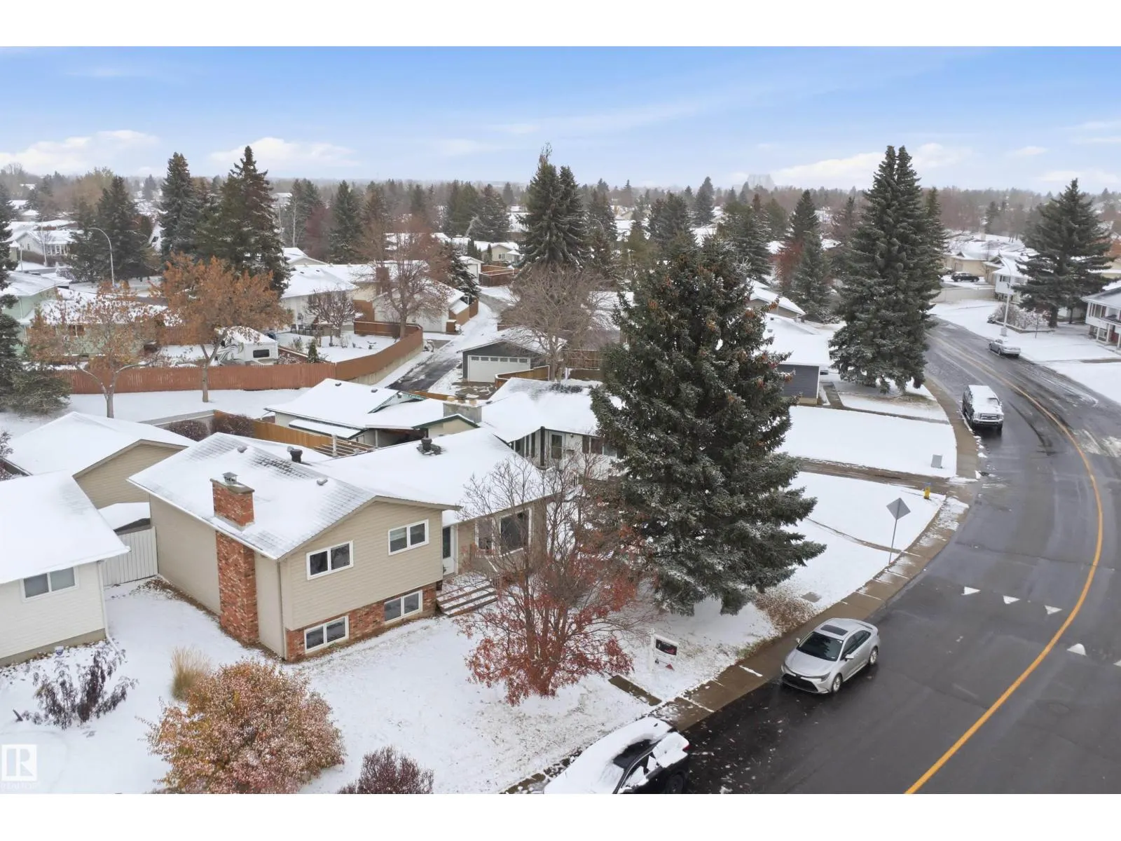 8212 17 AV NW
