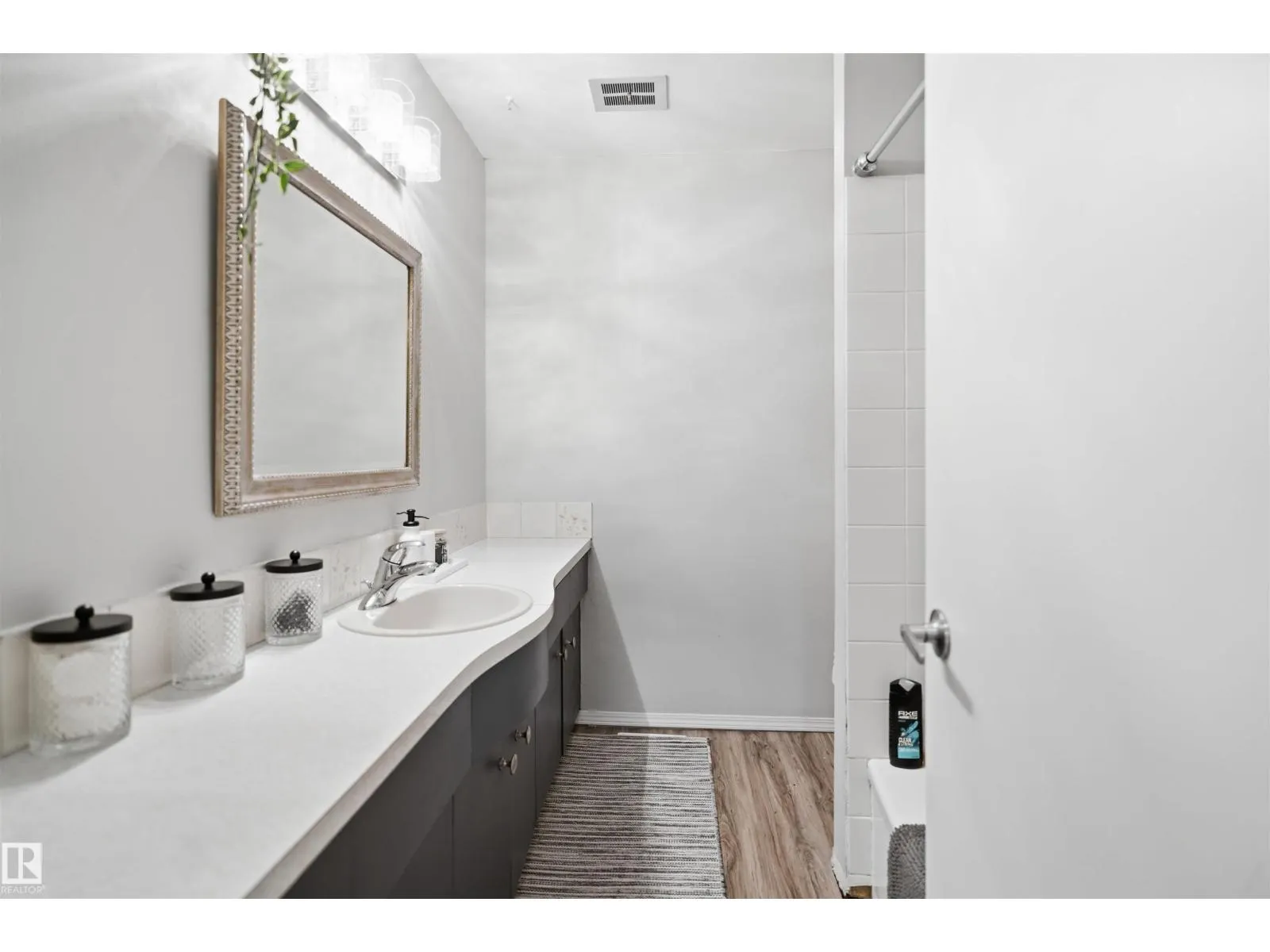 8212 17 AV NW