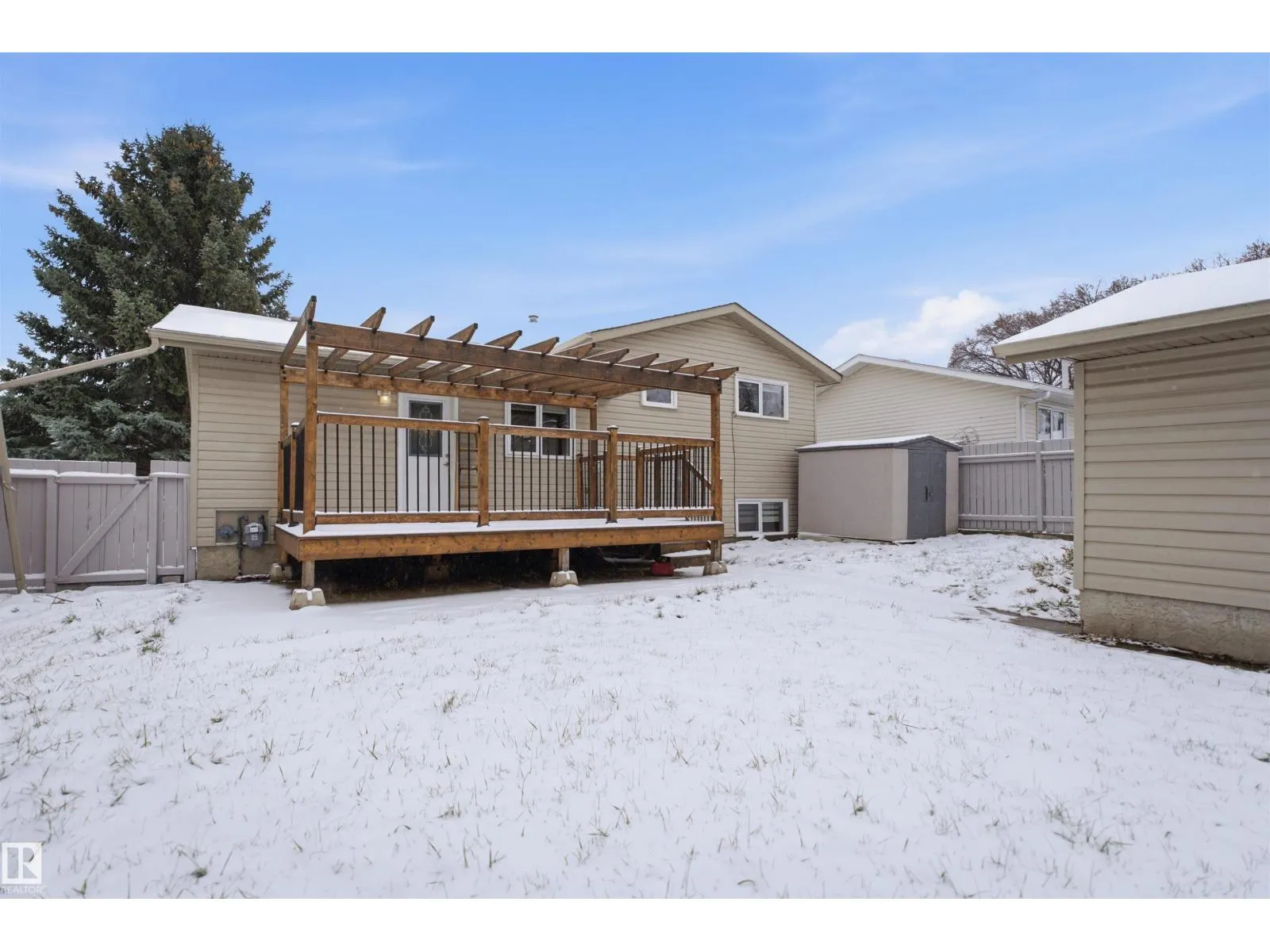 8212 17 AV NW