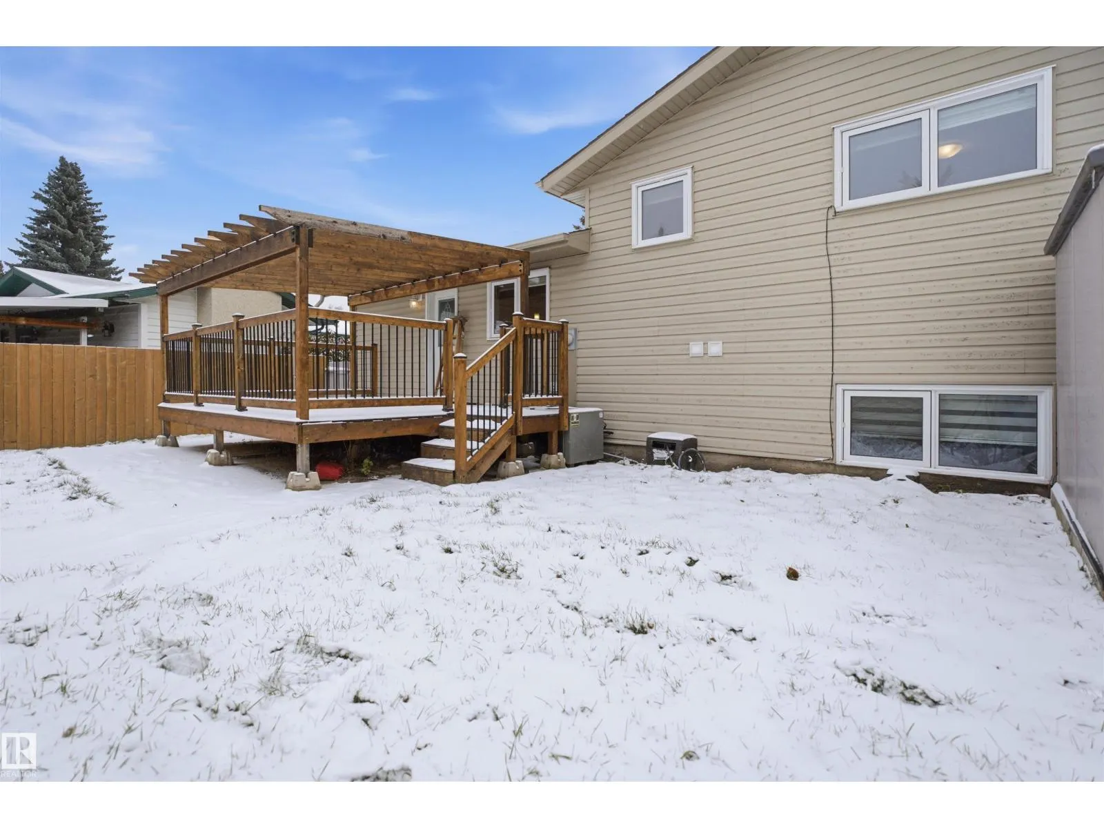8212 17 AV NW