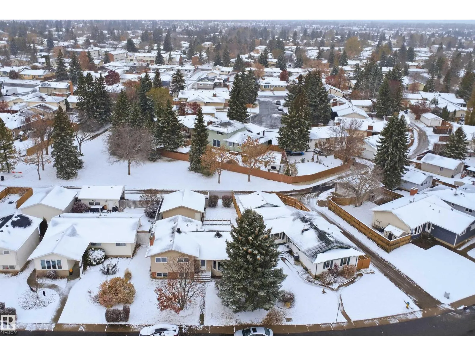 8212 17 AV NW