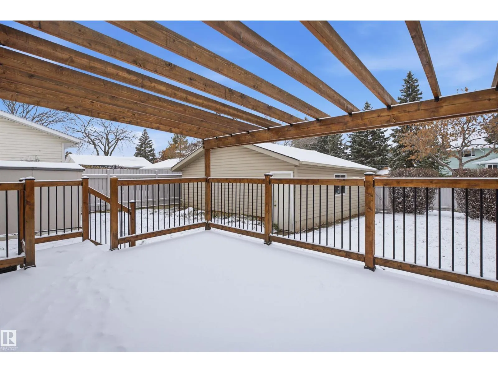 8212 17 AV NW