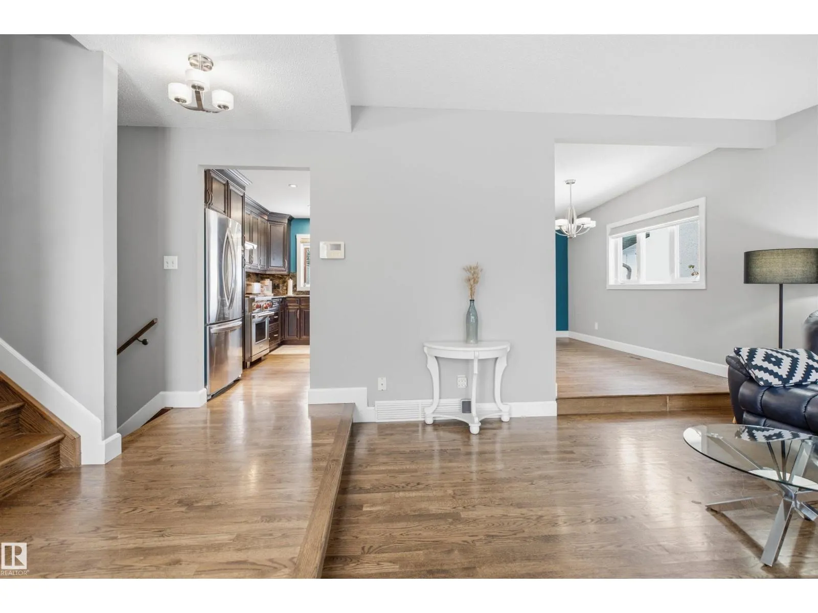 8212 17 AV NW