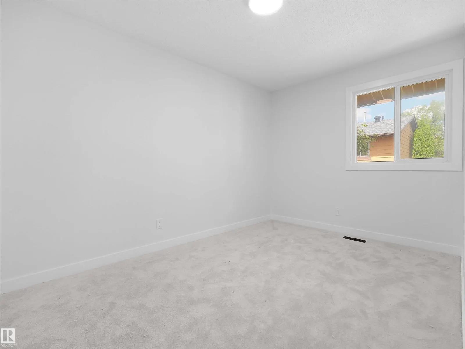 126 Woodstock NW