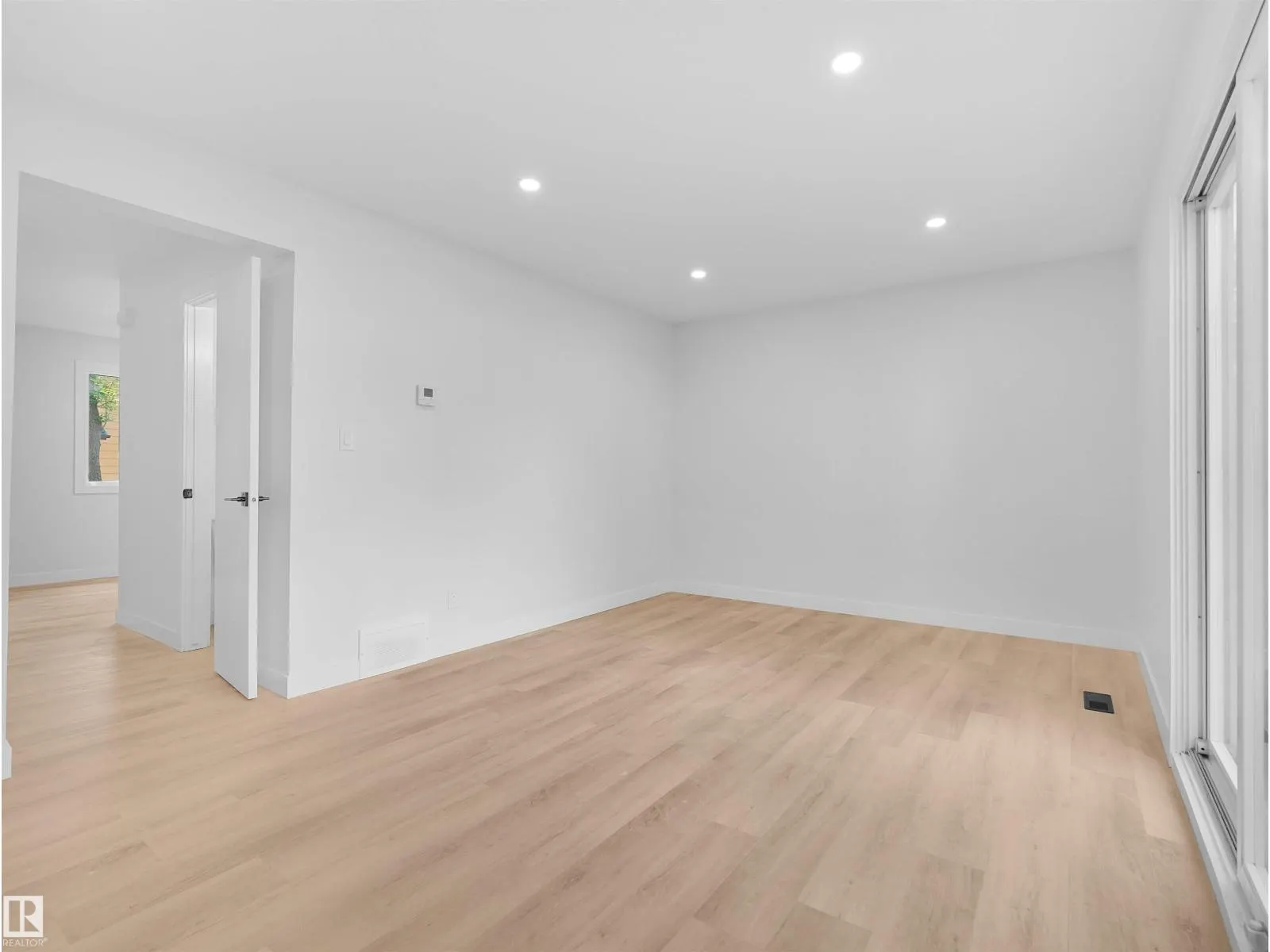 126 Woodstock NW