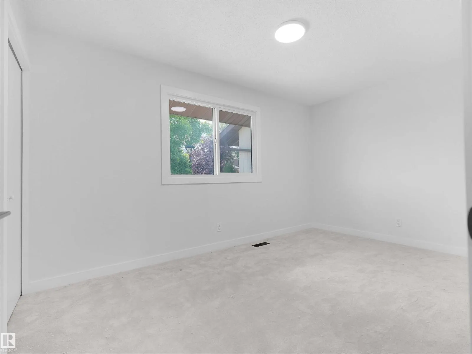 126 Woodstock NW
