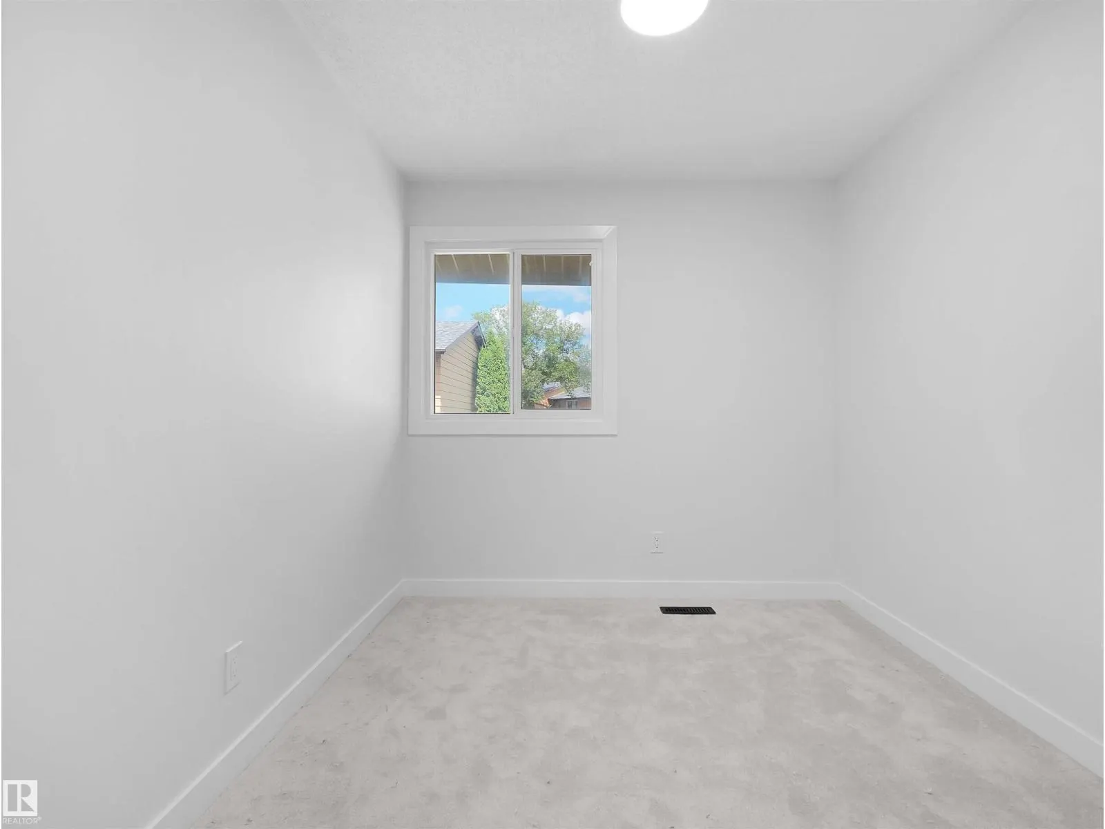 126 Woodstock NW