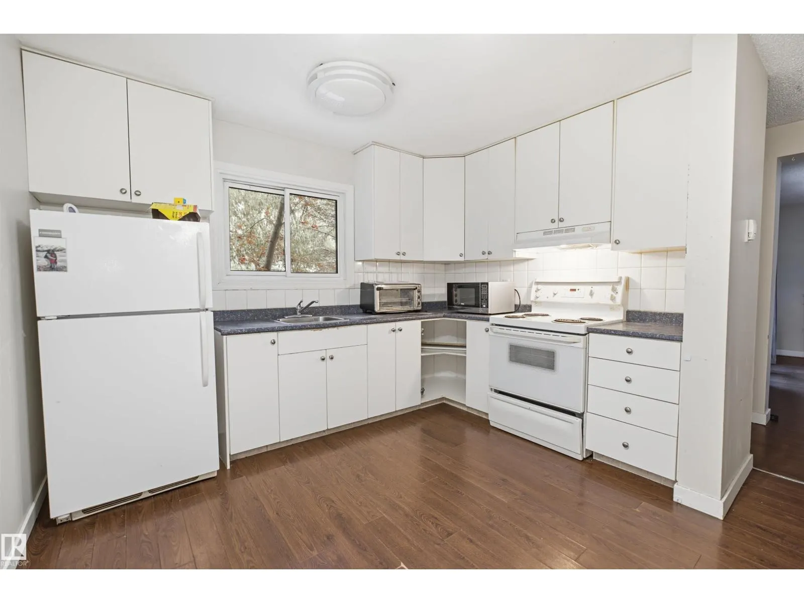8003 27 AV NW