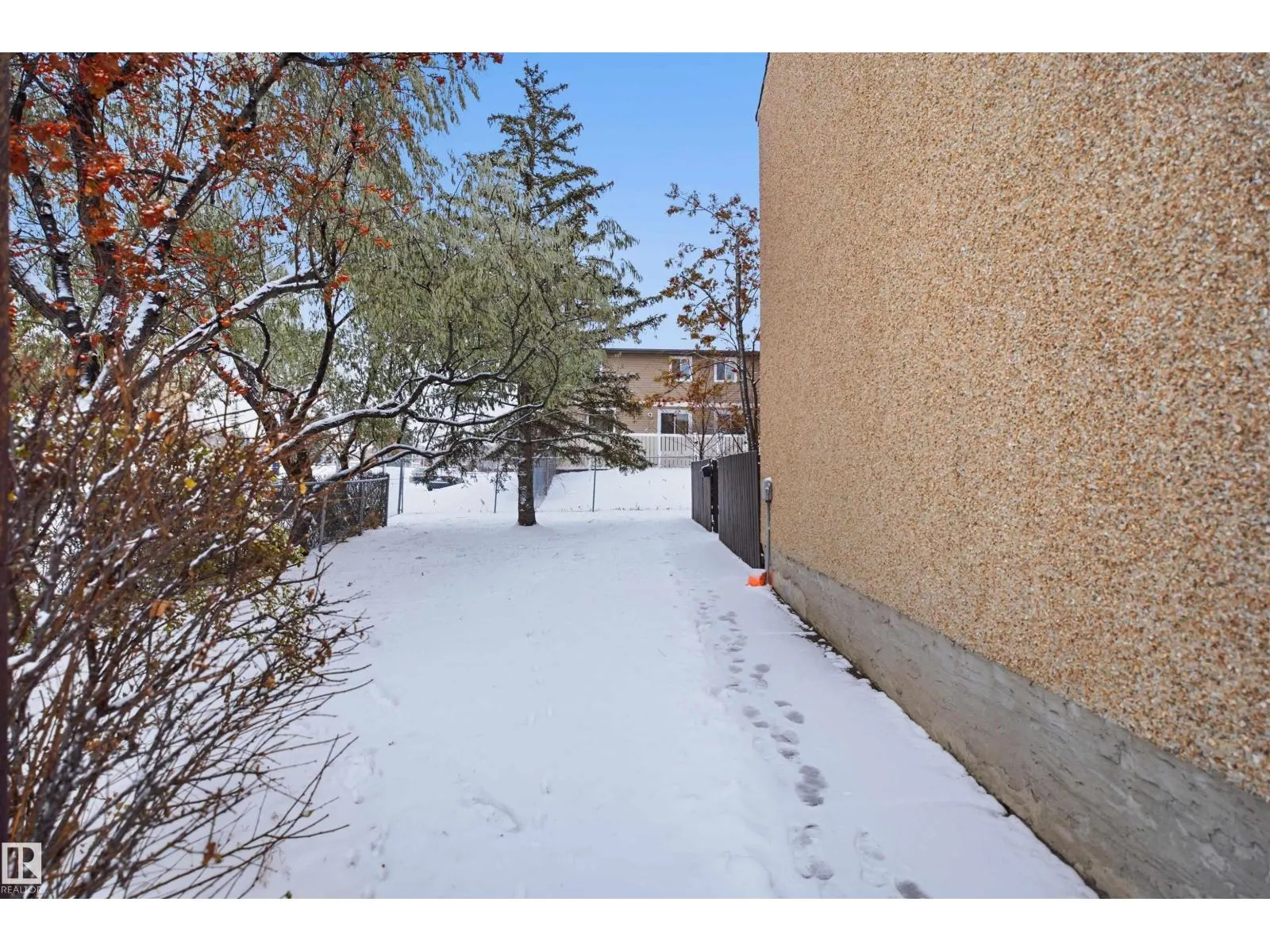 8003 27 AV NW