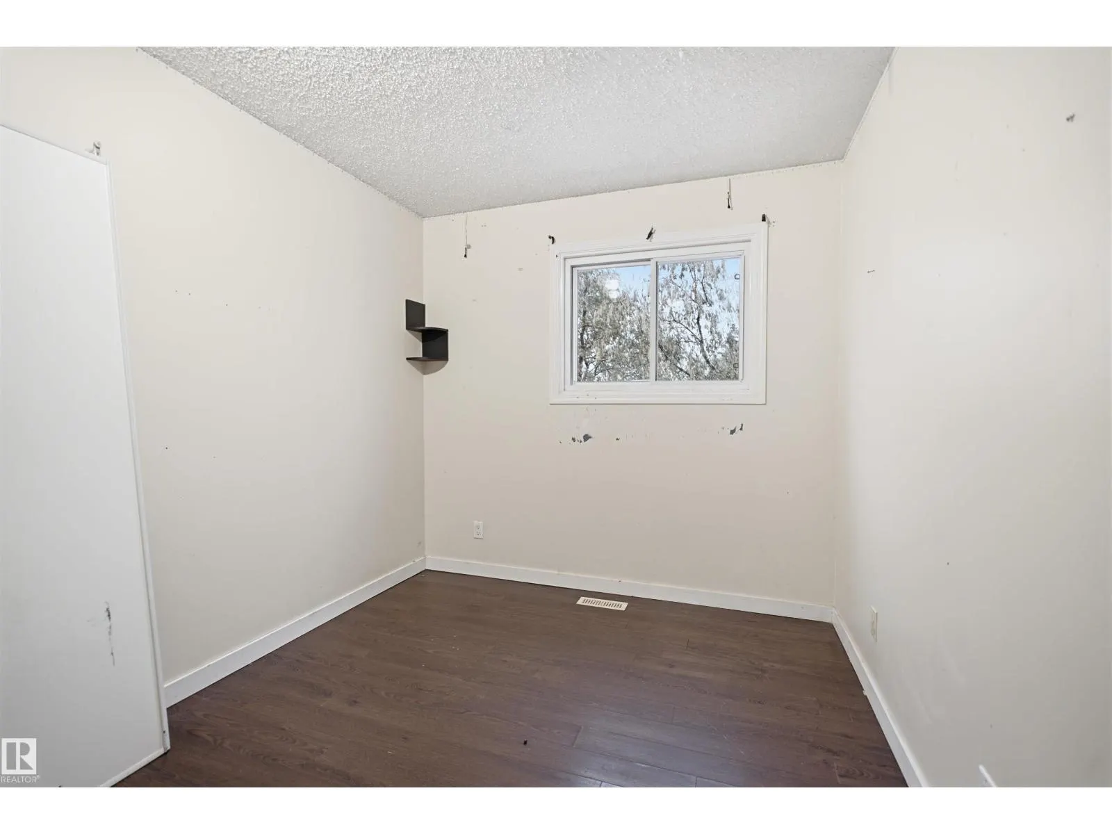 8003 27 AV NW