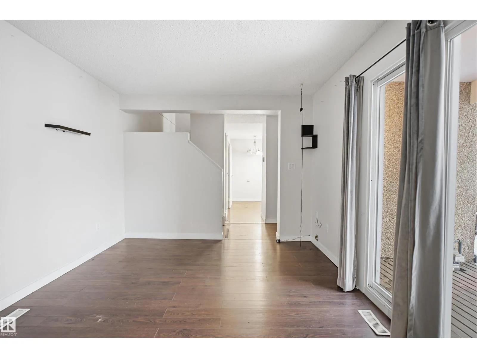 8003 27 AV NW