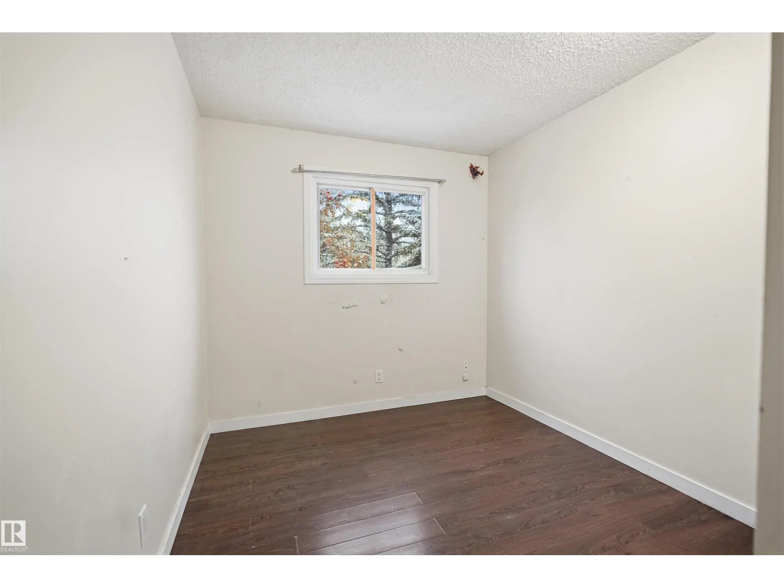 8003 27 AV NW
