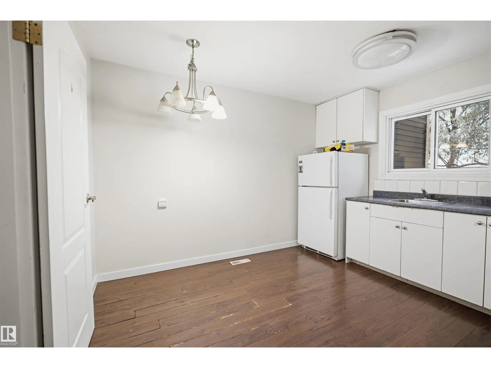 8003 27 AV NW