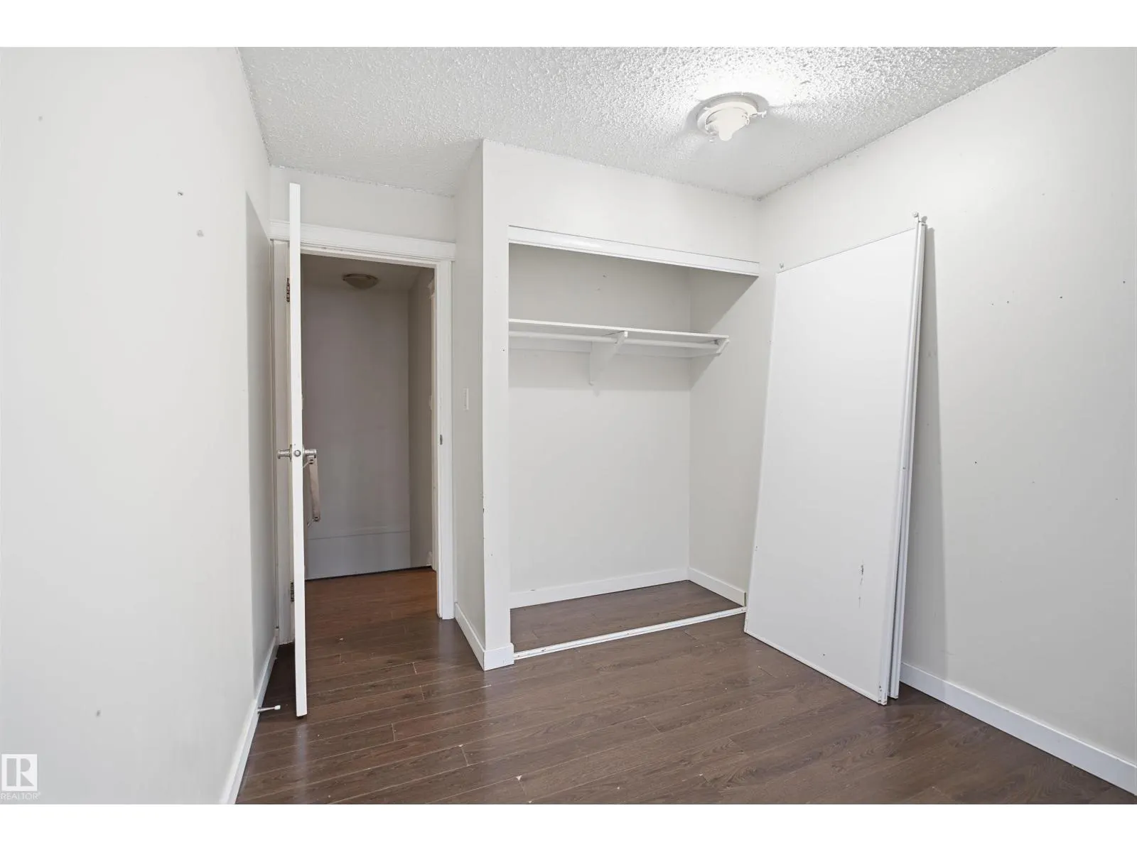 8003 27 AV NW