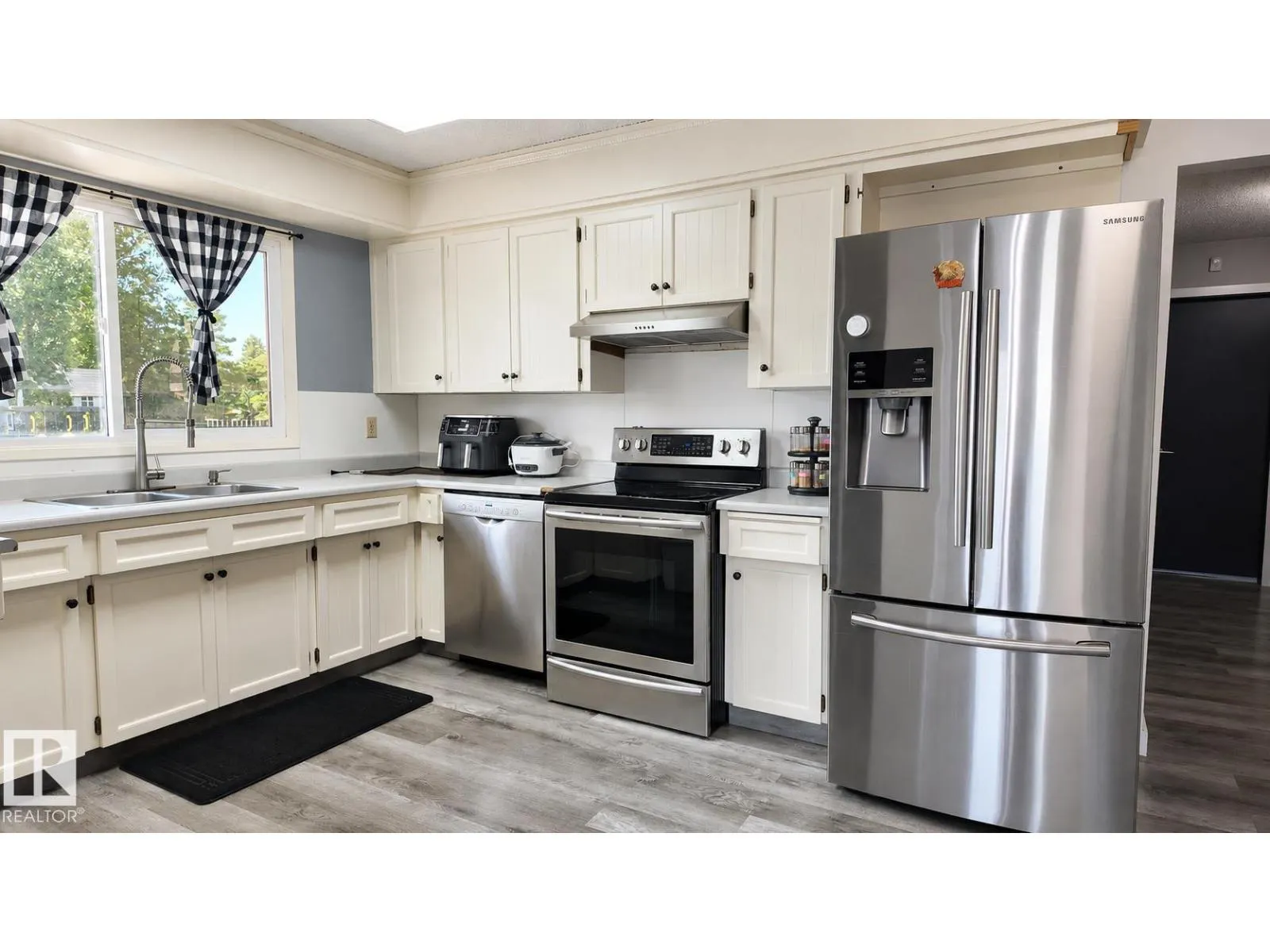 16608 109 ST NW